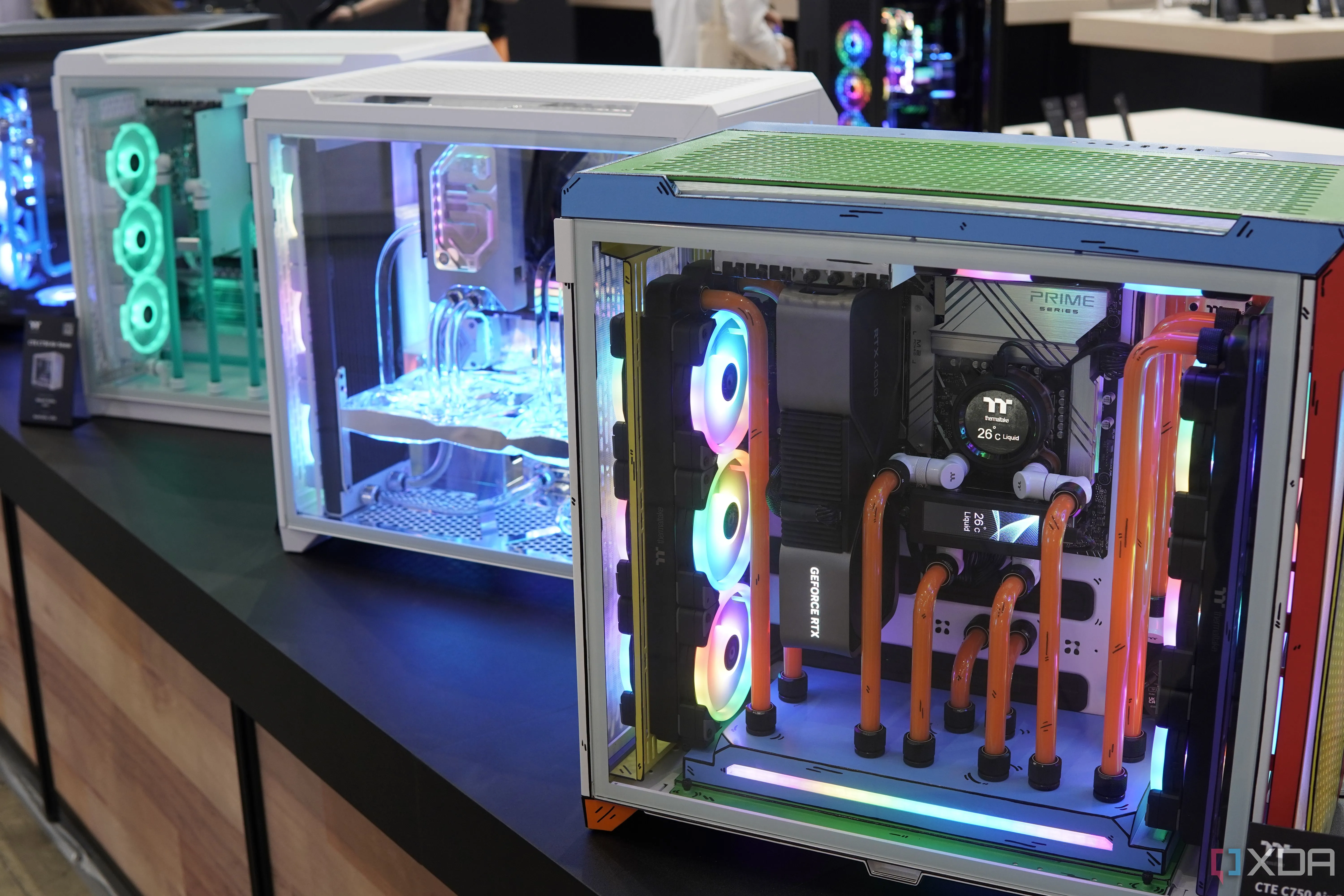Một hệ thống PC tản nhiệt nước tùy chỉnh trong vỏ Thermaltake