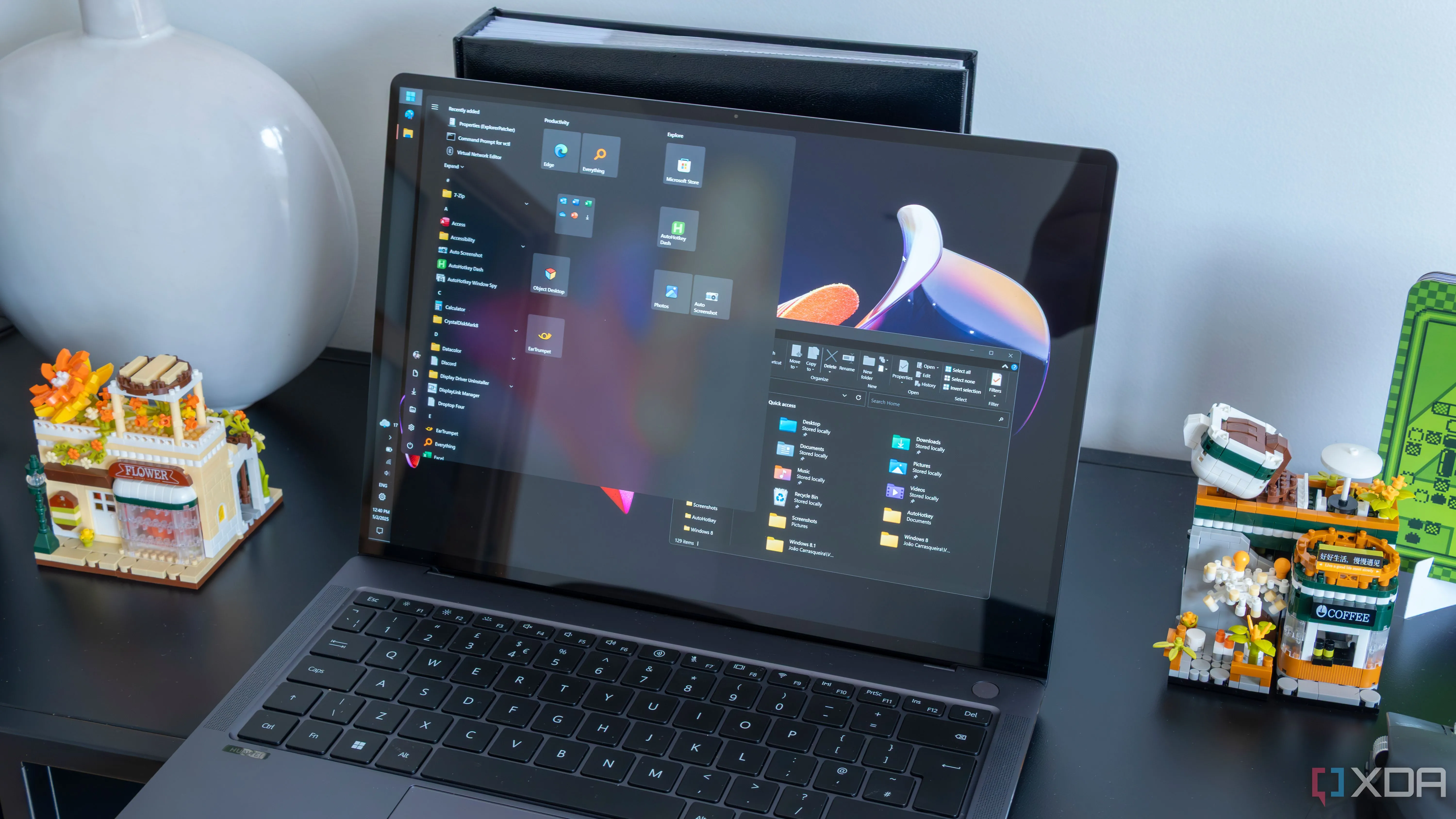 Một laptop Windows 11 đang chạy ExplorerPatcher để mang lại Start Menu phong cách Windows 10, minh họa cho khả năng tùy biến sâu.