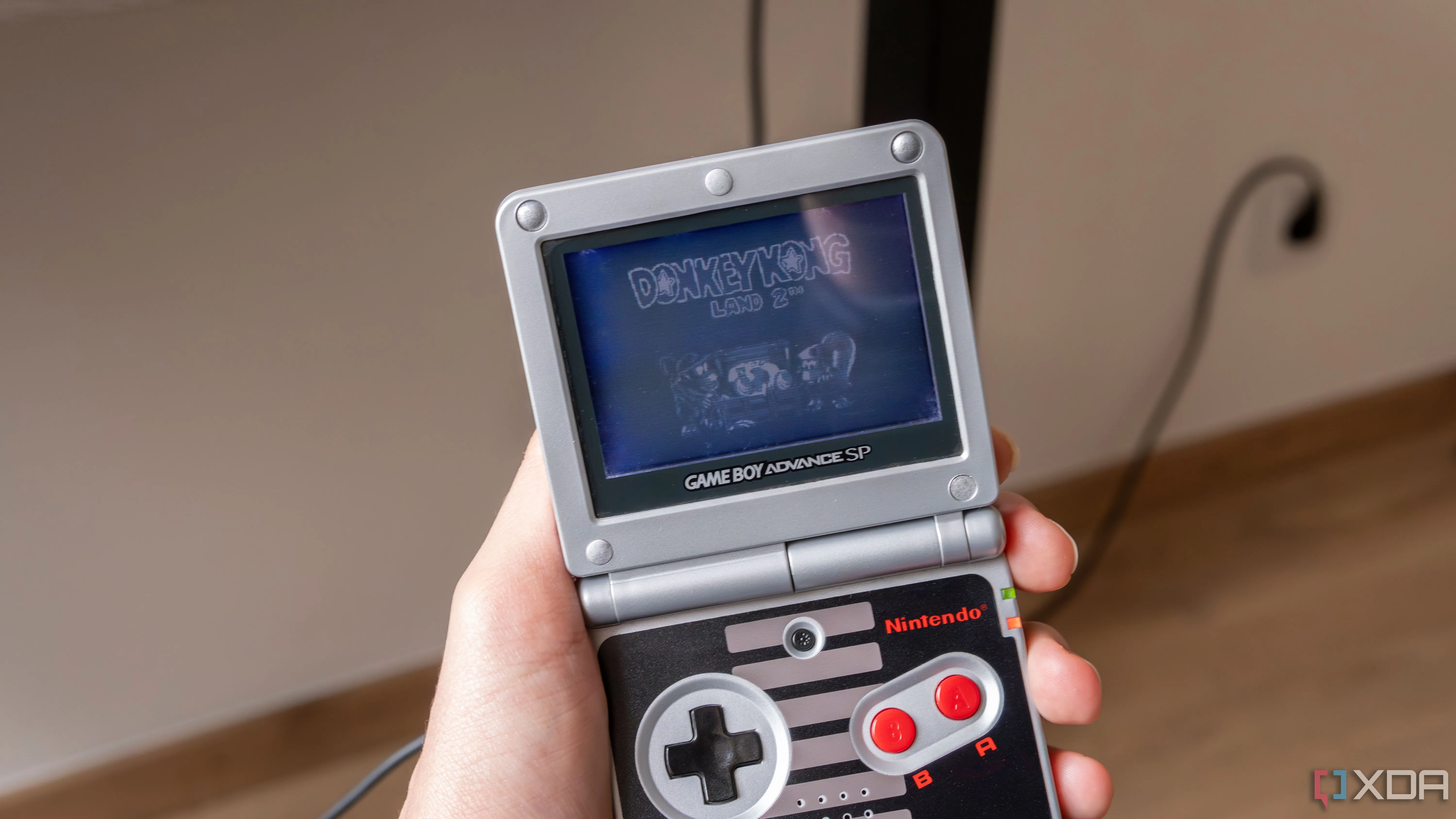 Một máy Game Boy Advance SP đang chơi tựa game Donkey Kong Land 2, biểu tượng của các game kinh điển.