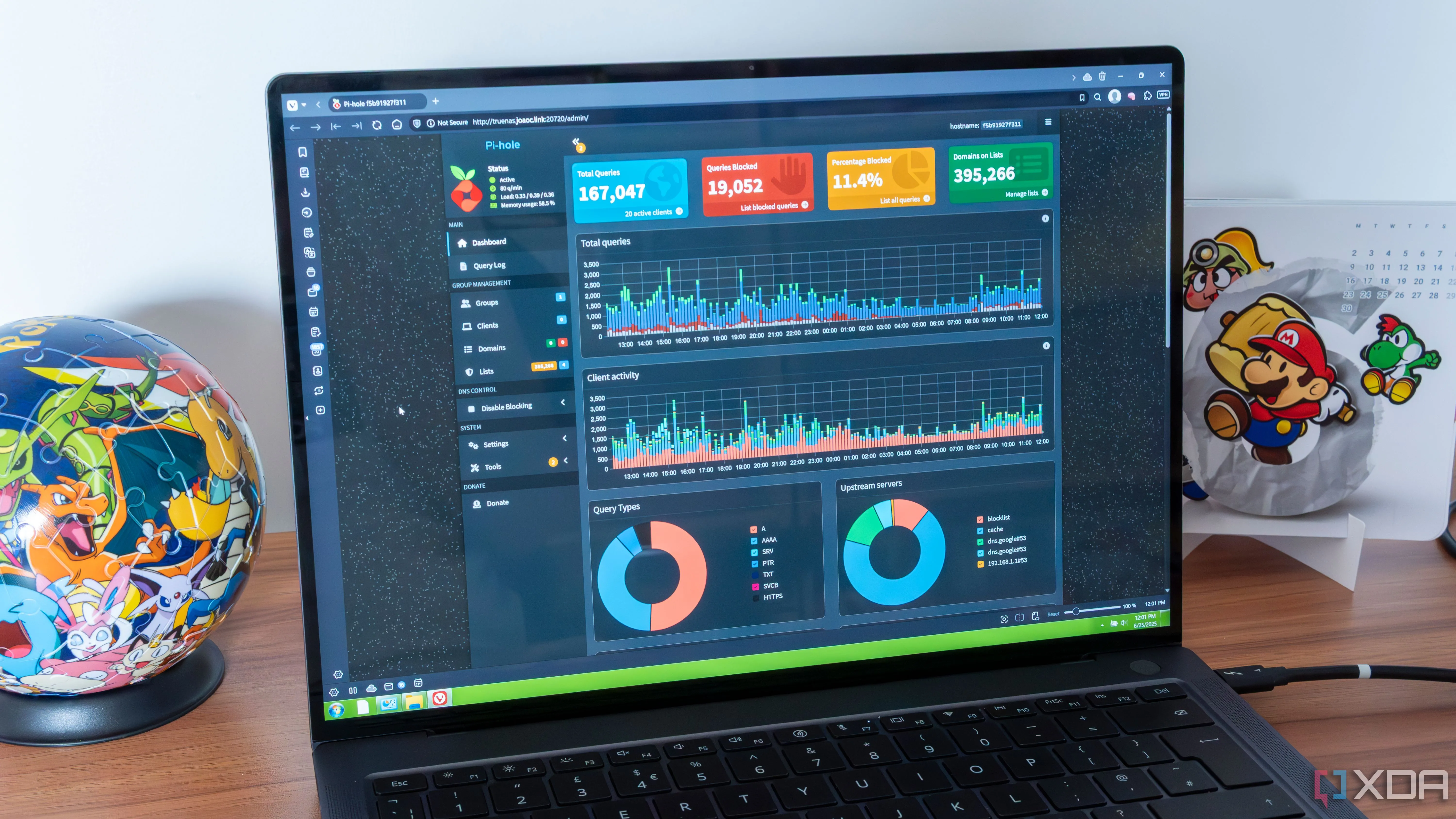 Một máy tính xách tay Windows hiển thị bảng điều khiển Pi-hole trong trình duyệt web