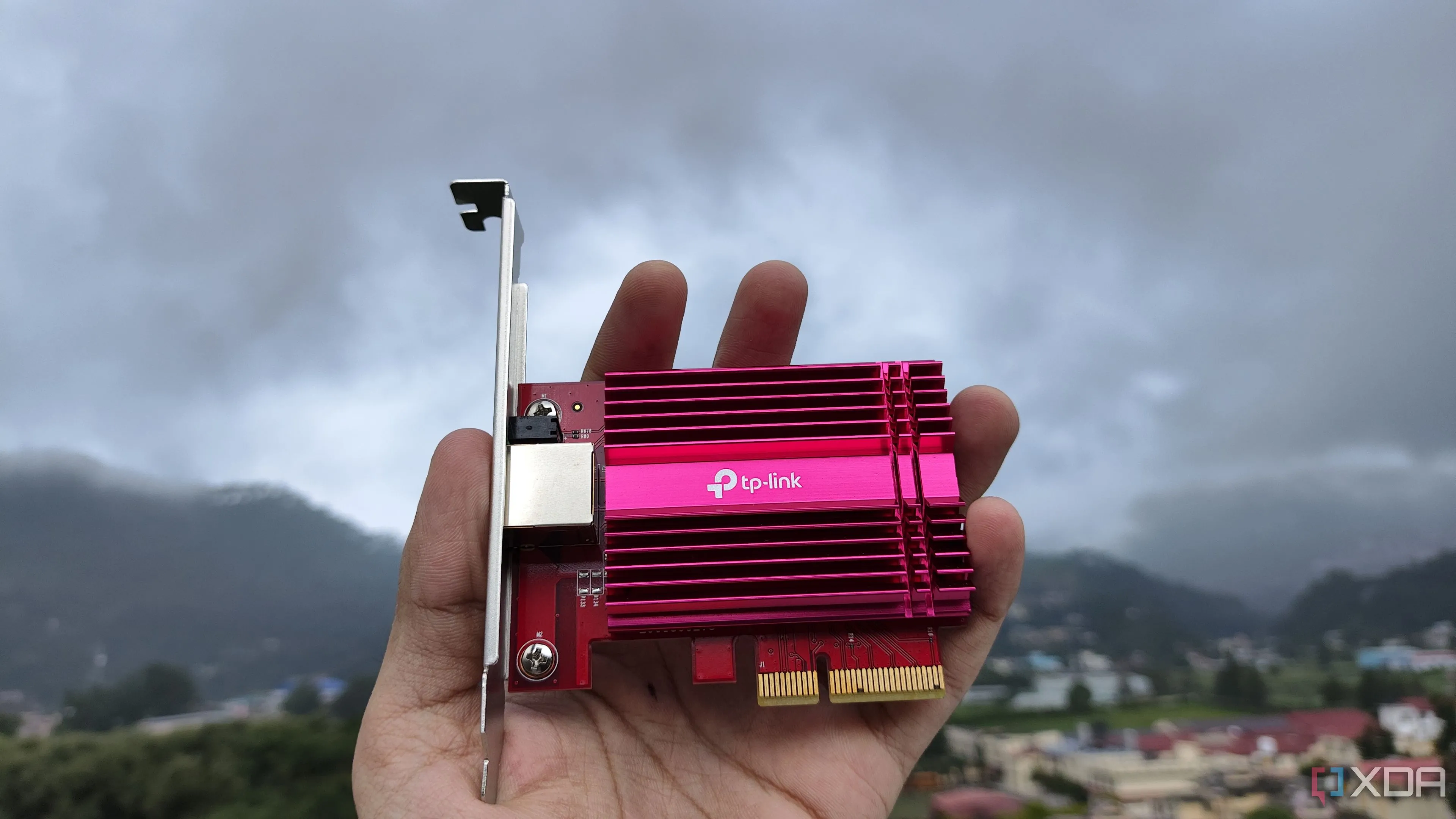 Một người đang cầm card mạng TP-Link 10G NIC, biểu thị khả năng nâng cấp phần cứng linh hoạt cho router OPNsense để đạt hiệu suất tối ưu.