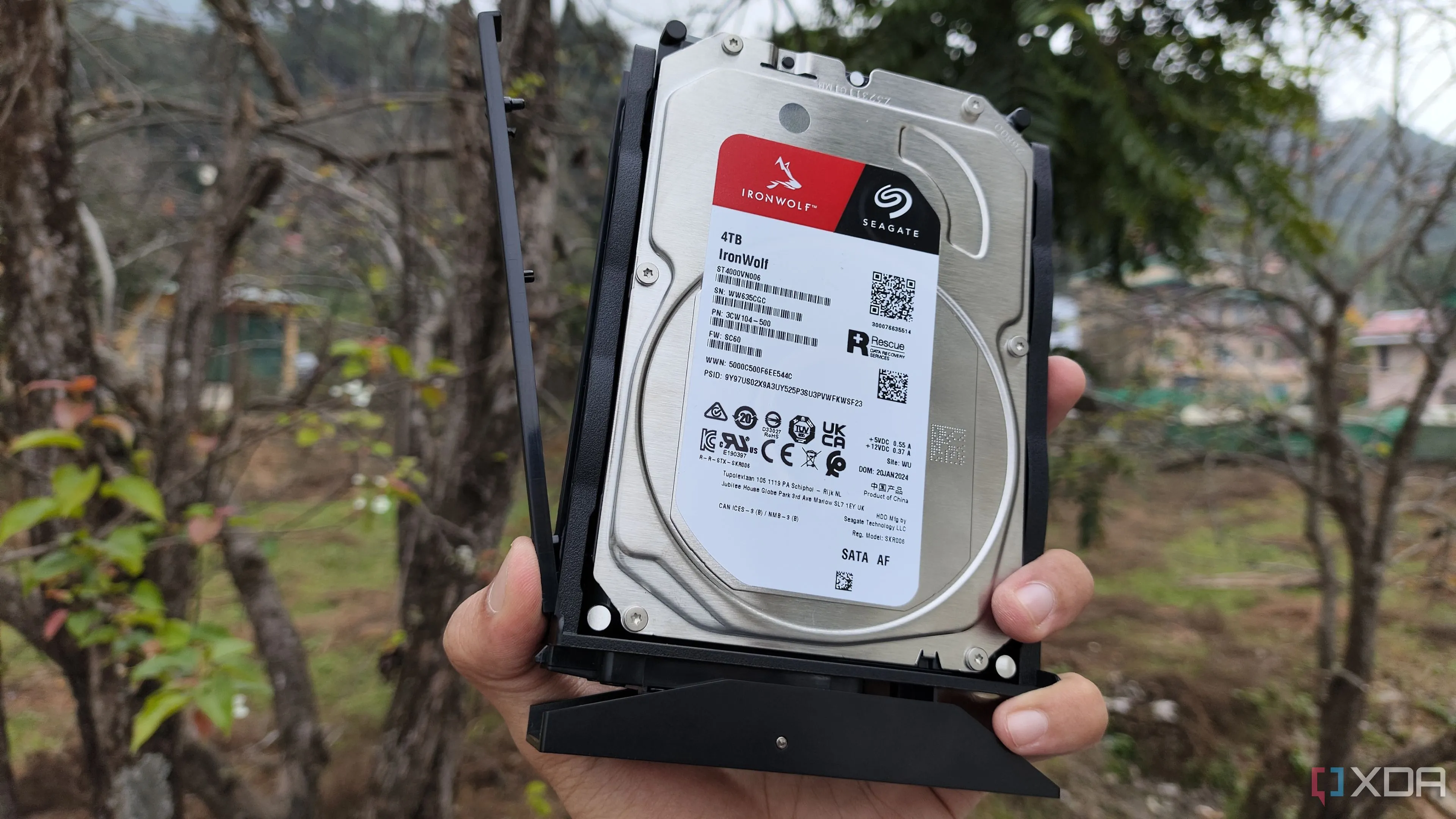 Một người đang cầm ổ cứng HDD Seagate 4TB, minh họa cho công nghệ lưu trữ truyền thống.