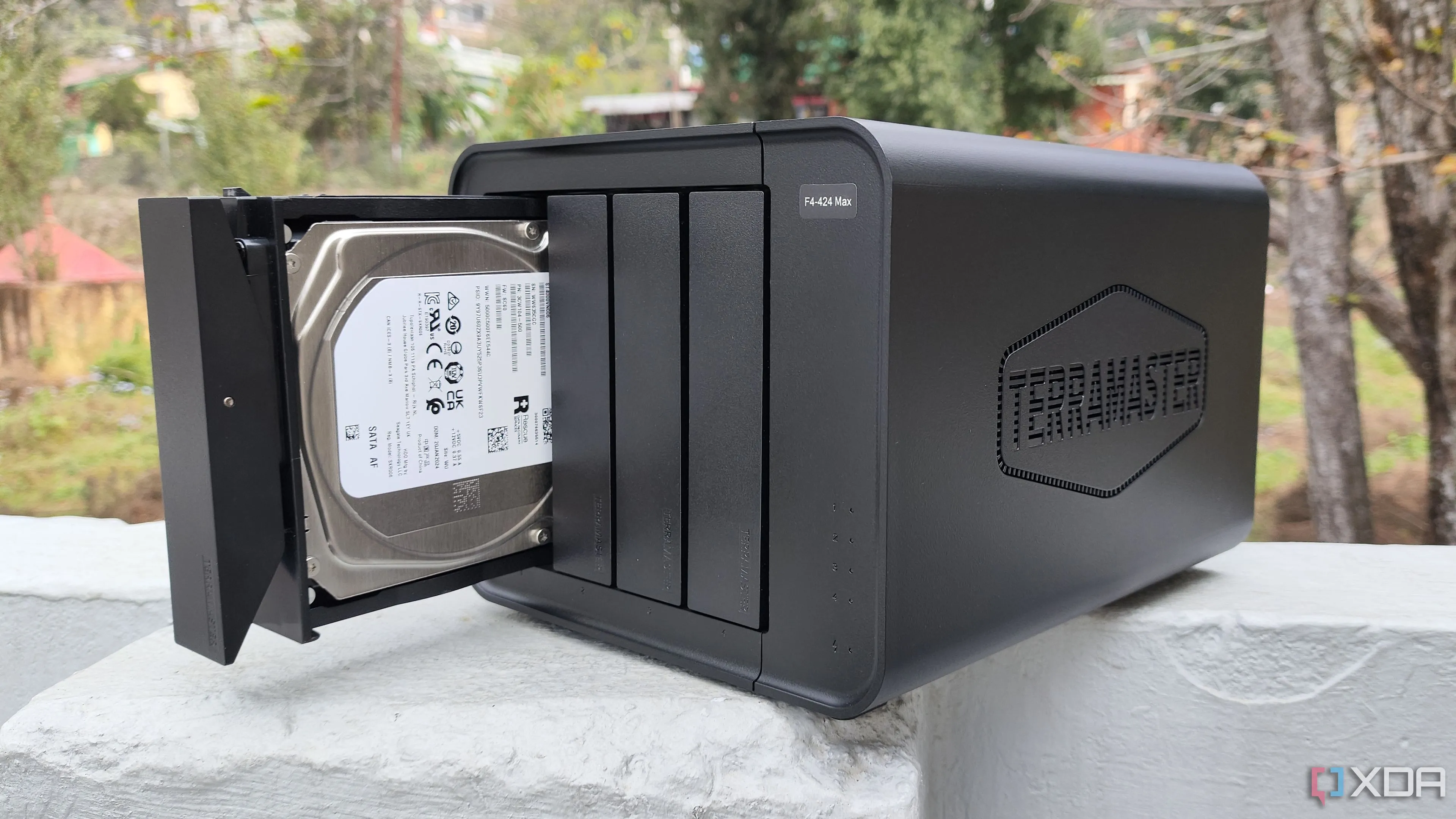 Một người đang cầm thiết bị NAS TerraMaster F4-424 Max, thể hiện giải pháp lưu trữ cho máy chủ media