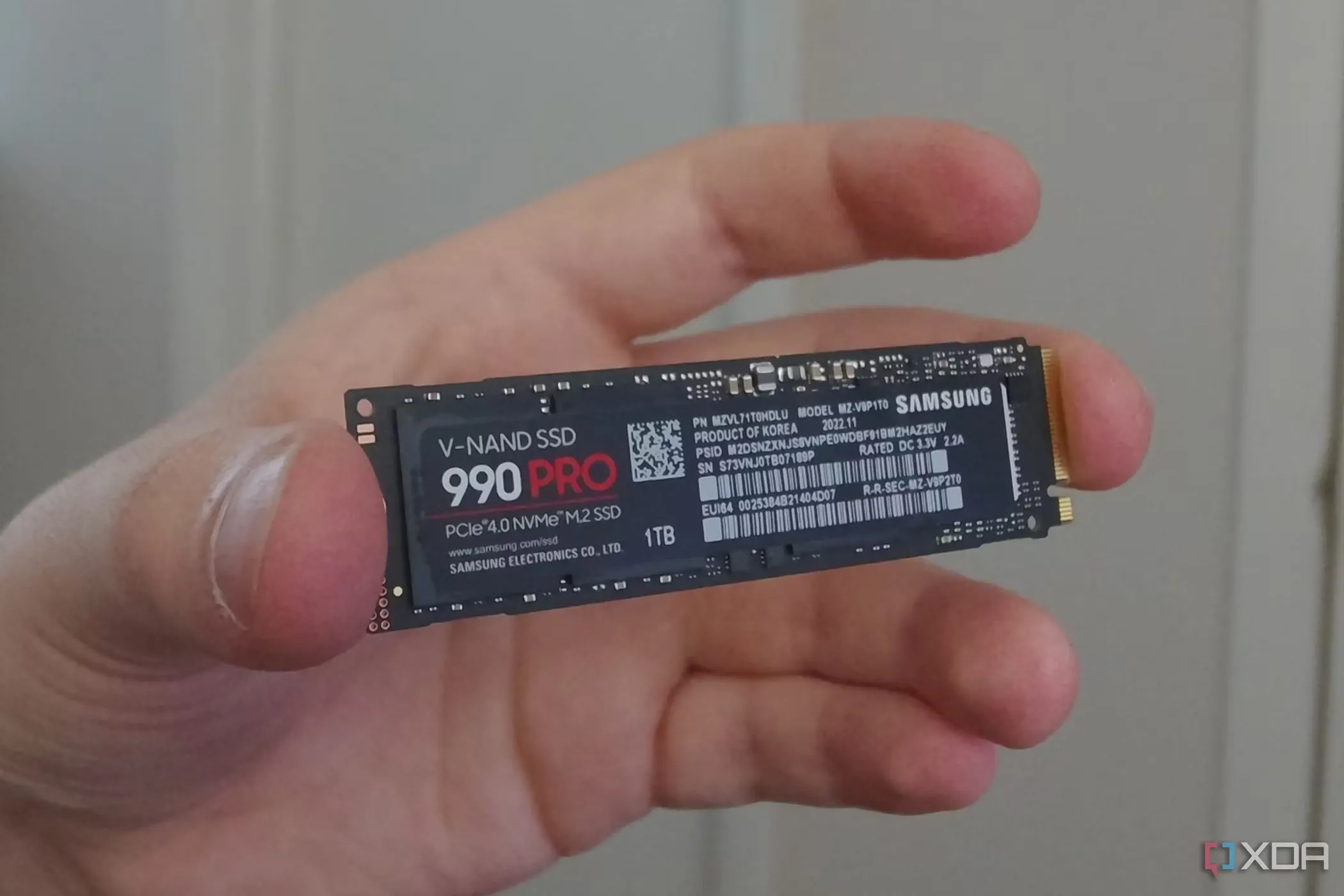 Một người đang cầm trên tay ổ cứng SSD Samsung 990 Pro M.2 PCIe 4.0