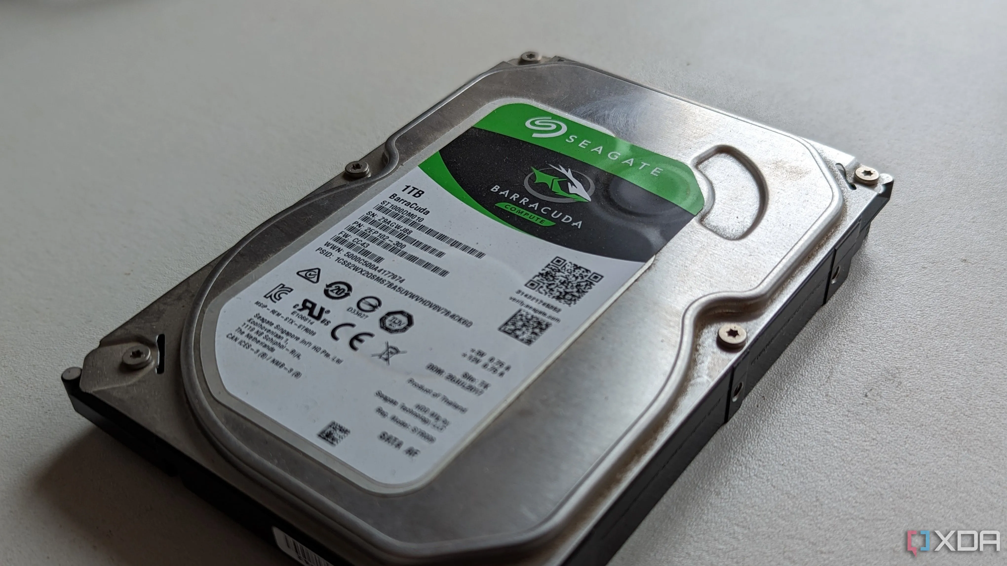 Một ổ cứng HDD Seagate Barracuda 1TB, tượng trưng cho ổ đĩa vật lý duy nhất