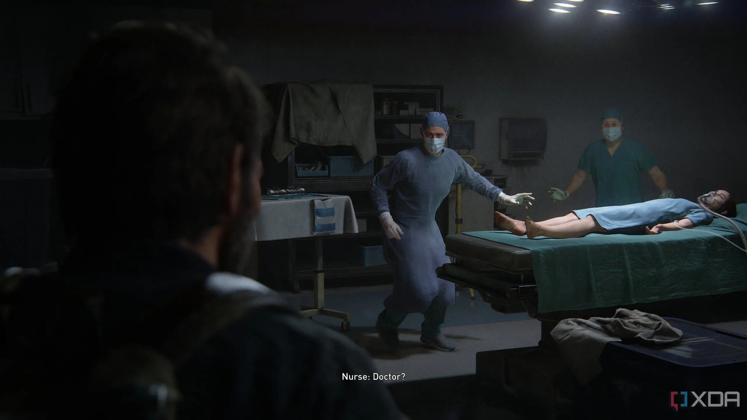 Một phân cảnh quan trọng trong The Last of Us Part II Remastered, hai bác sĩ phẫu thuật chuẩn bị trên bàn mổ, nơi Ellie đang nằm, liên quan đến quyết định của Joel và cha của Abby.