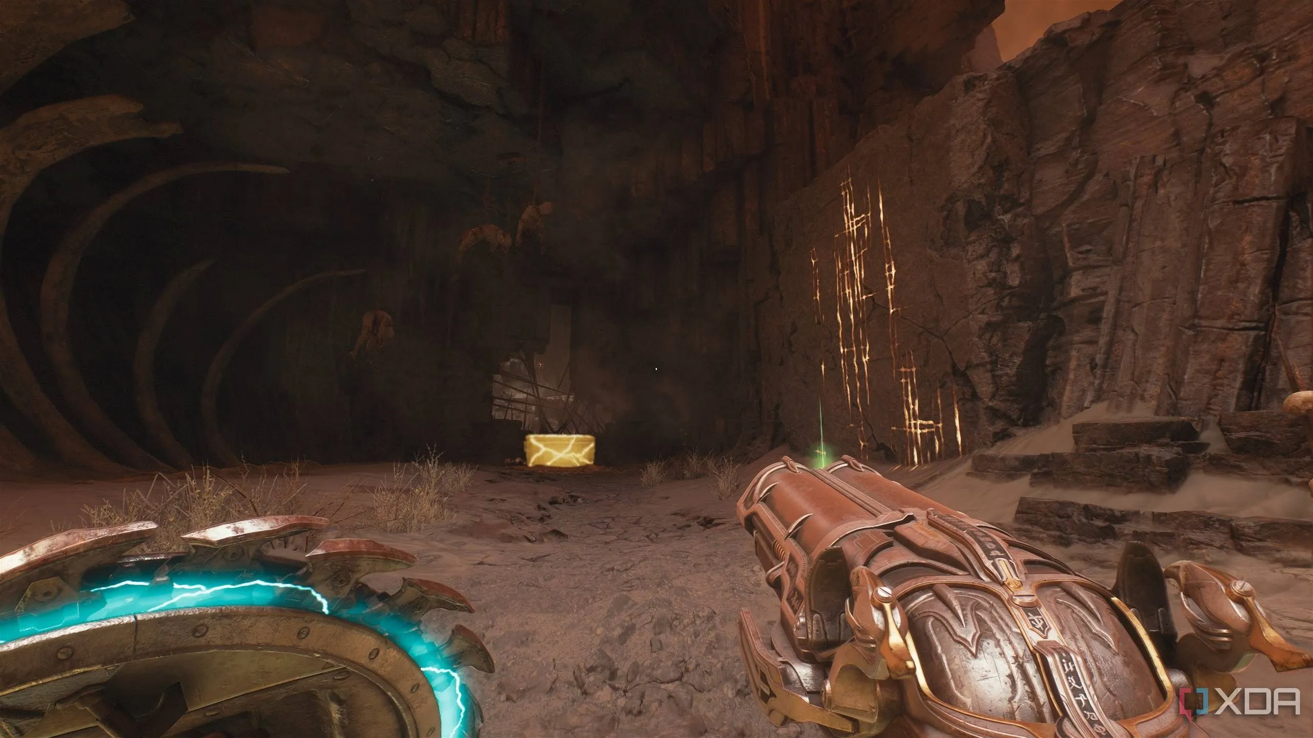Một rương vàng (gold chest) bên cạnh bức tường bám (scramble wall) trong Chương 10 của Doom: The Dark Ages.