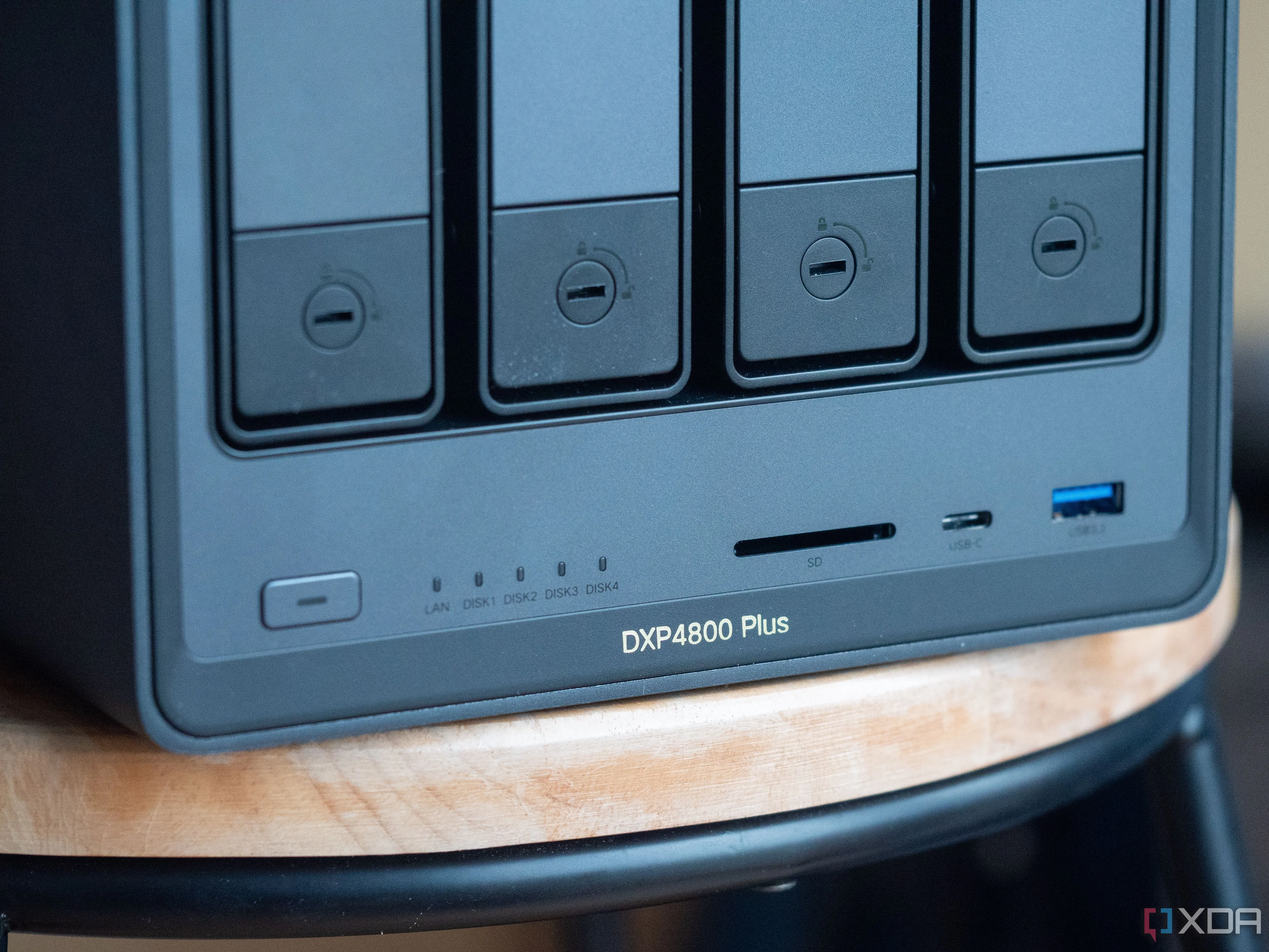 Một thiết bị NAS Ugreen, nền tảng lưu trữ trung tâm cho các dịch vụ tự host trong home lab