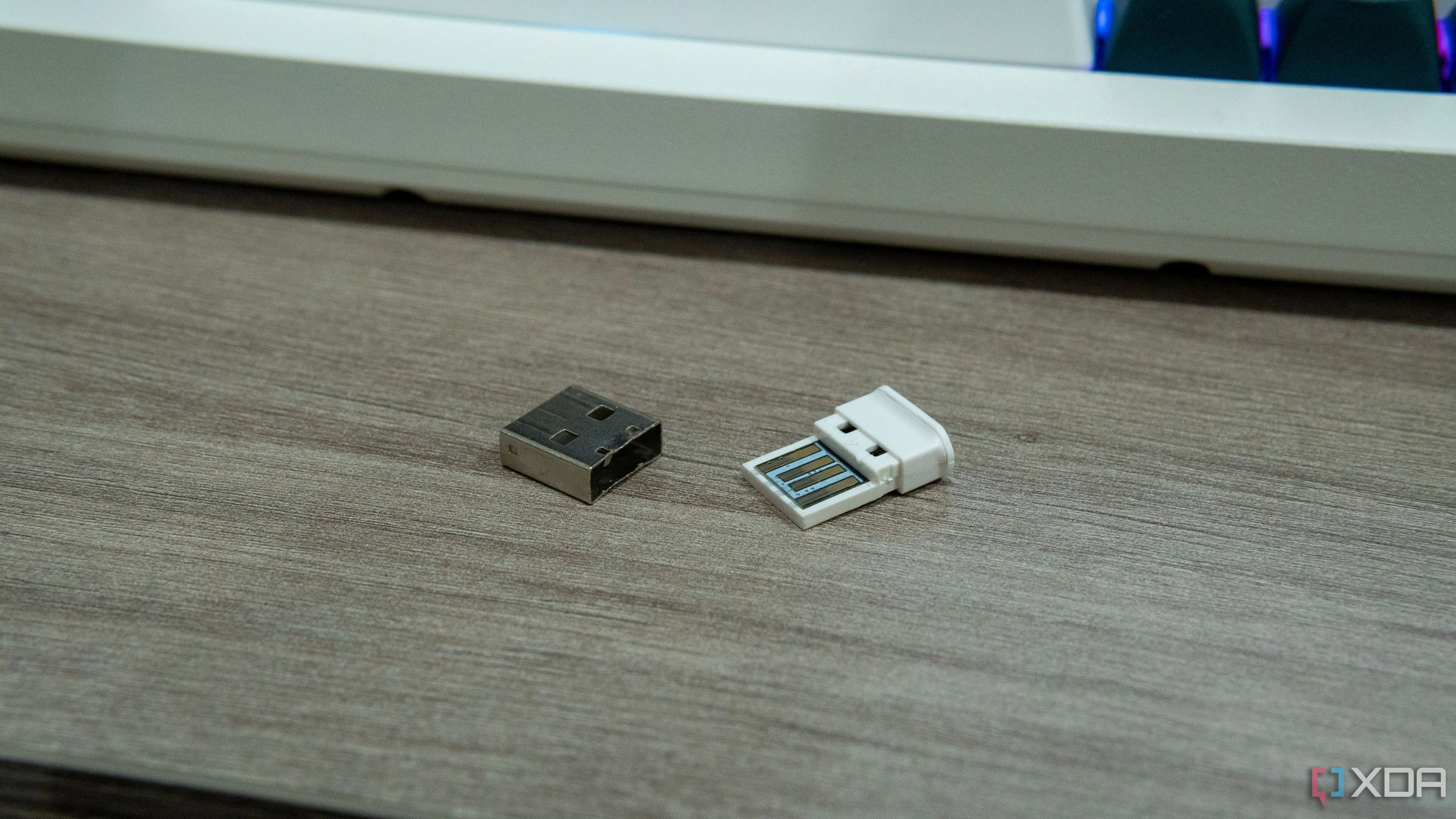Một USB dongle bị tháo vỏ kim loại, biểu tượng của thiết bị điện tử có thể được tái chế