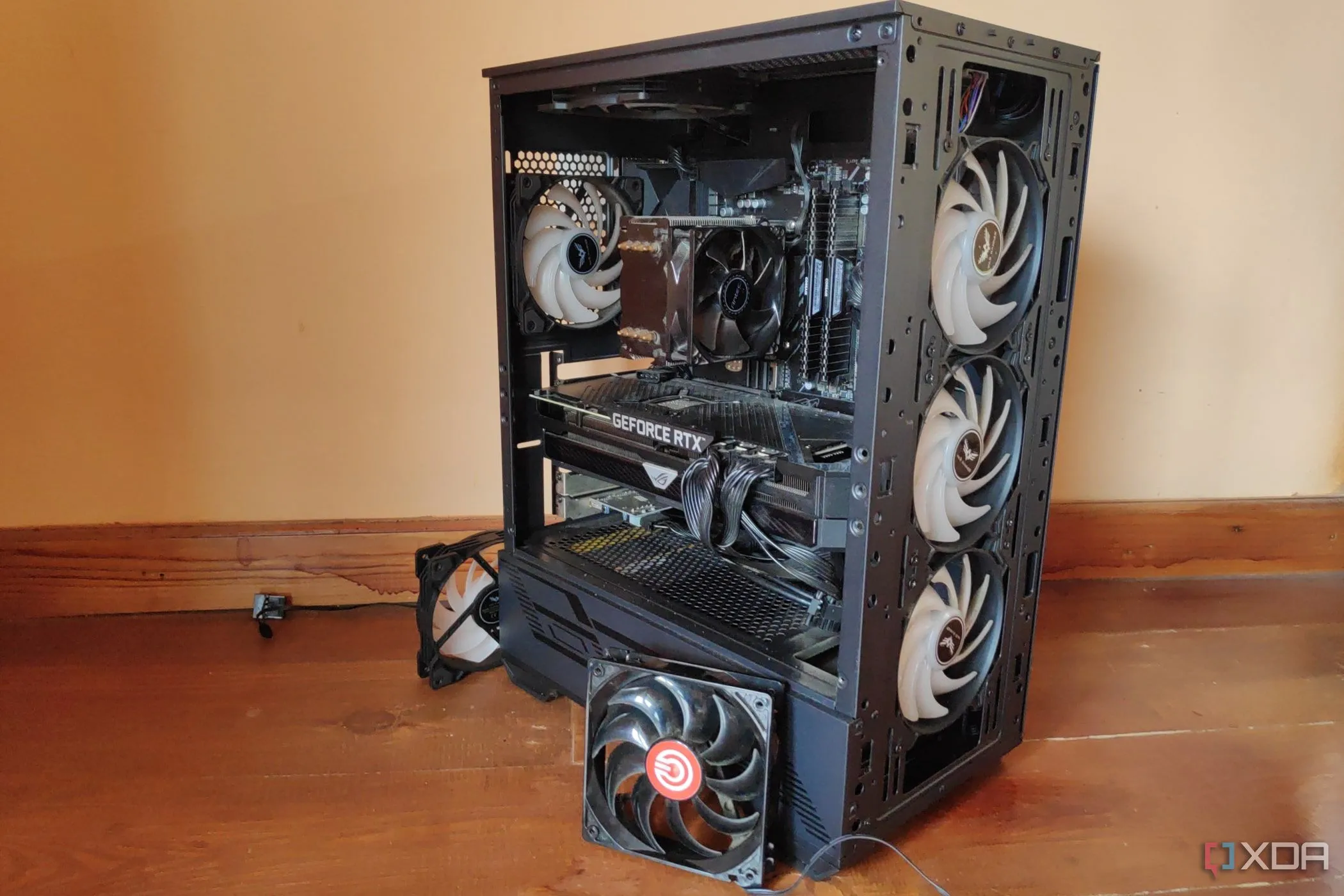 Một vỏ case PC MSI Forge 110R cùng hai quạt tản nhiệt, minh họa hệ thống máy tính cũ được tái sử dụng.