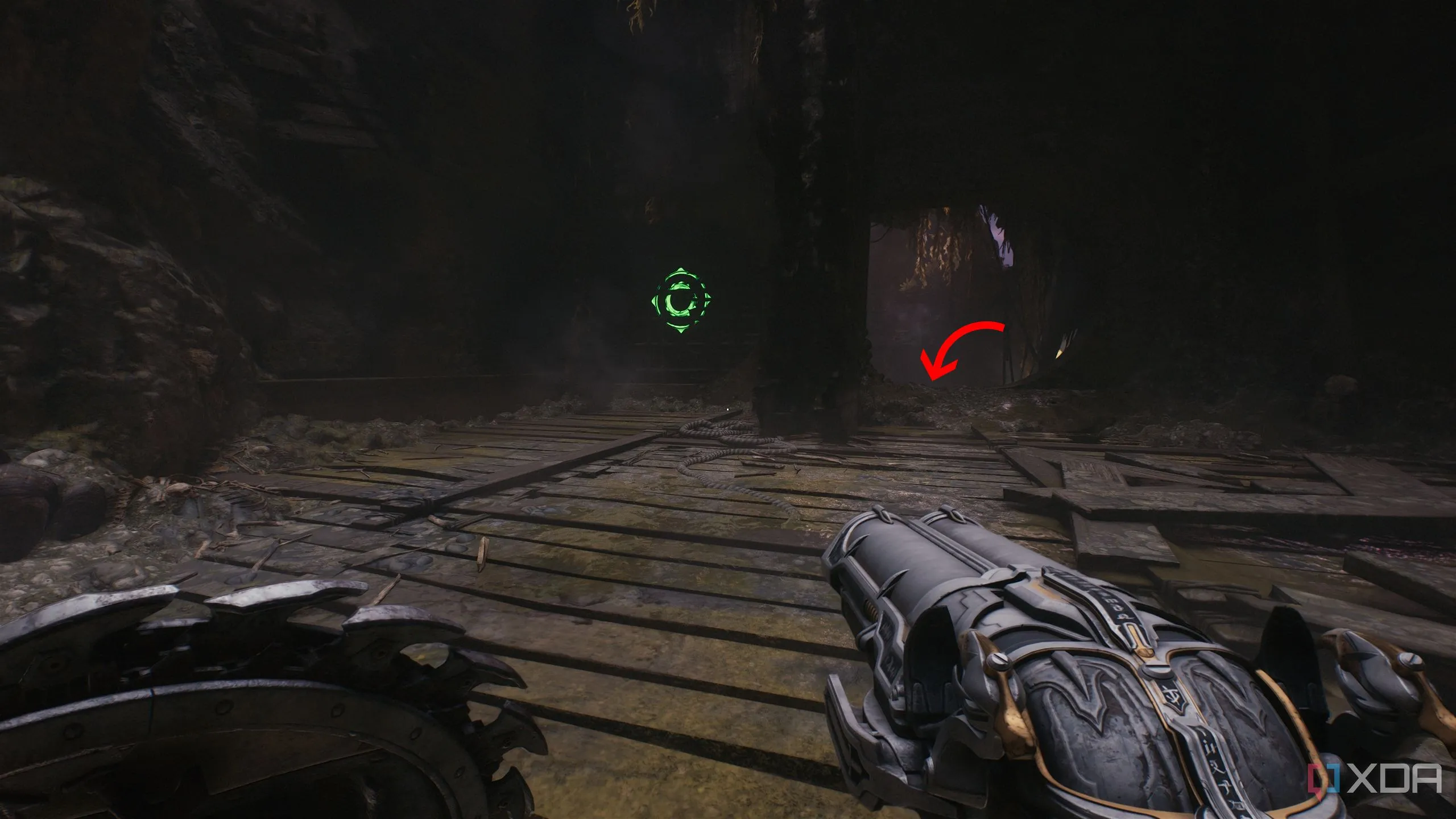 Mũi tên chỉ lối xuống bên cạnh chiếc hộp bị khóa sau bức tường Shield Charge