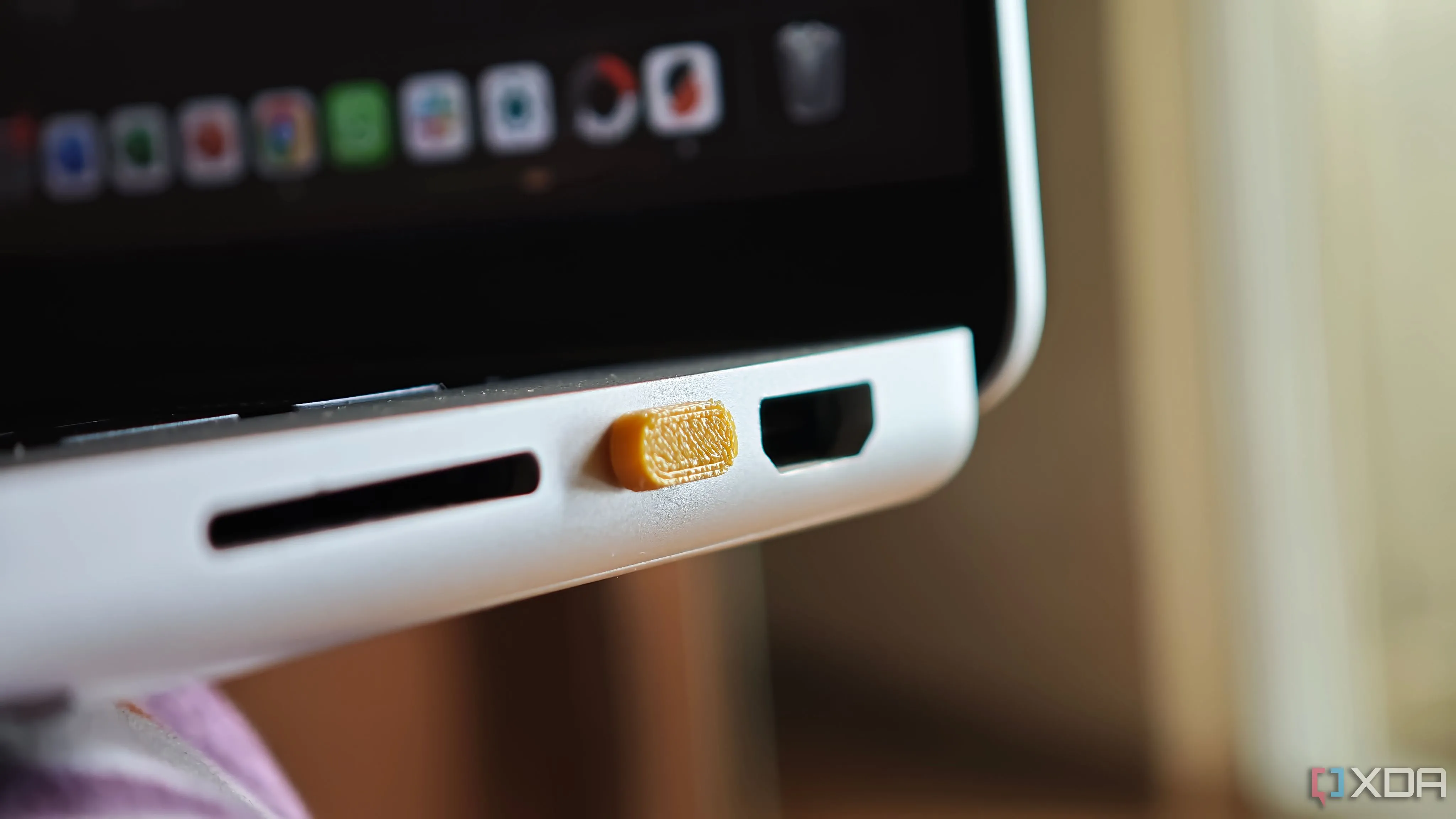 Nắp đậy cổng USB-C được in 3D bảo vệ laptop khỏi bụi bẩn