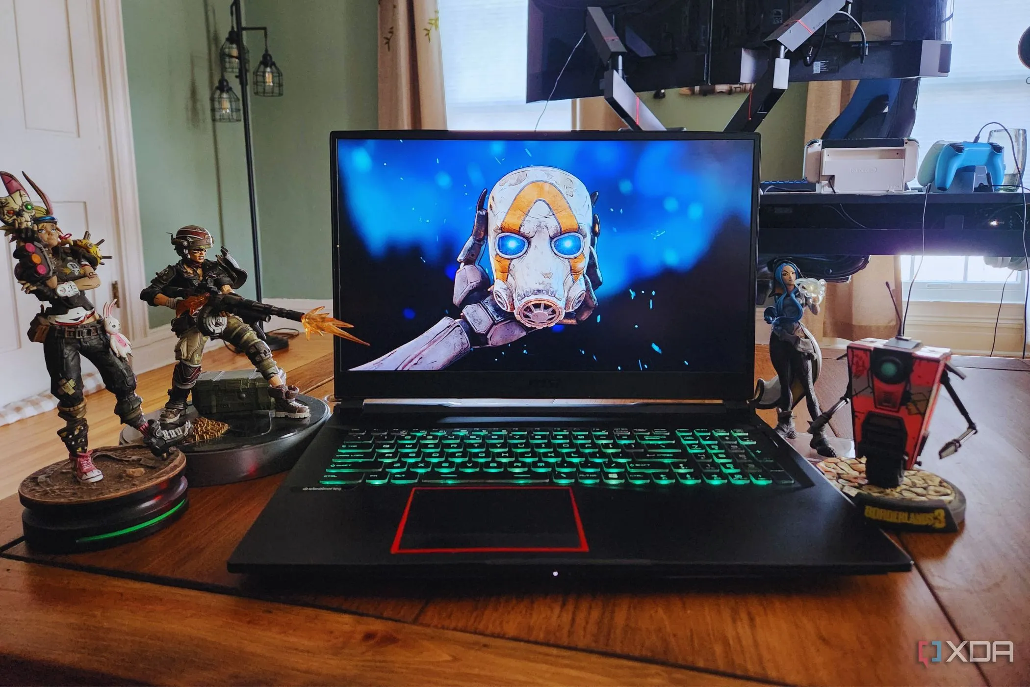 Người chơi Borderlands 4 đang trải nghiệm trên laptop với các mô hình nhân vật Vault Hunter xung quanh