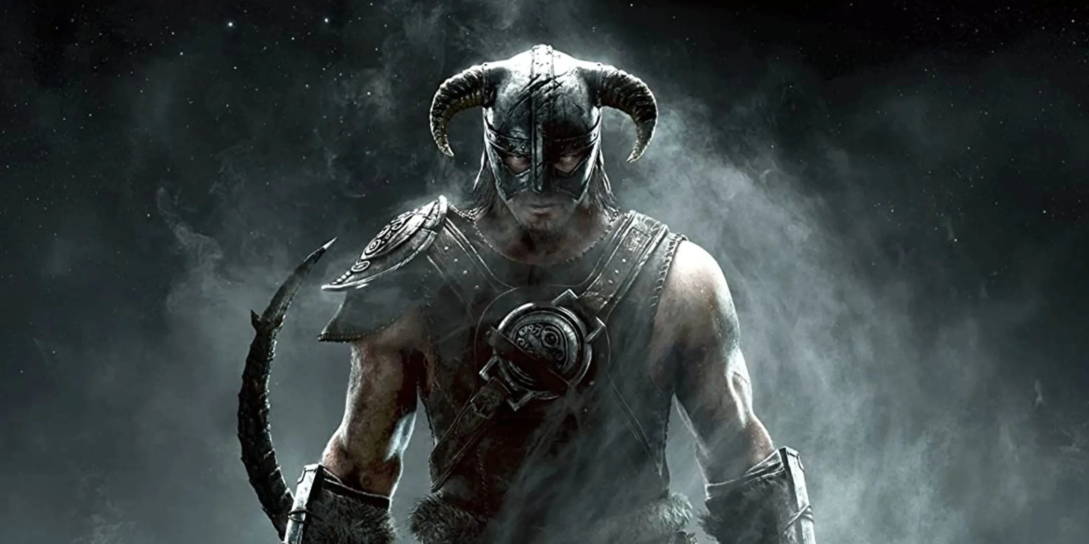 Người chơi cưỡi ngựa đi qua cảnh quan tuyệt đẹp của Skyrim, có núi tuyết và rừng cây hùng vĩ