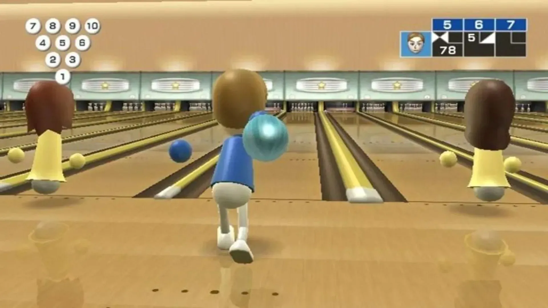Người chơi đang điều khiển bằng Wii Remote để ném bowling trong game thể thao Wii Sports