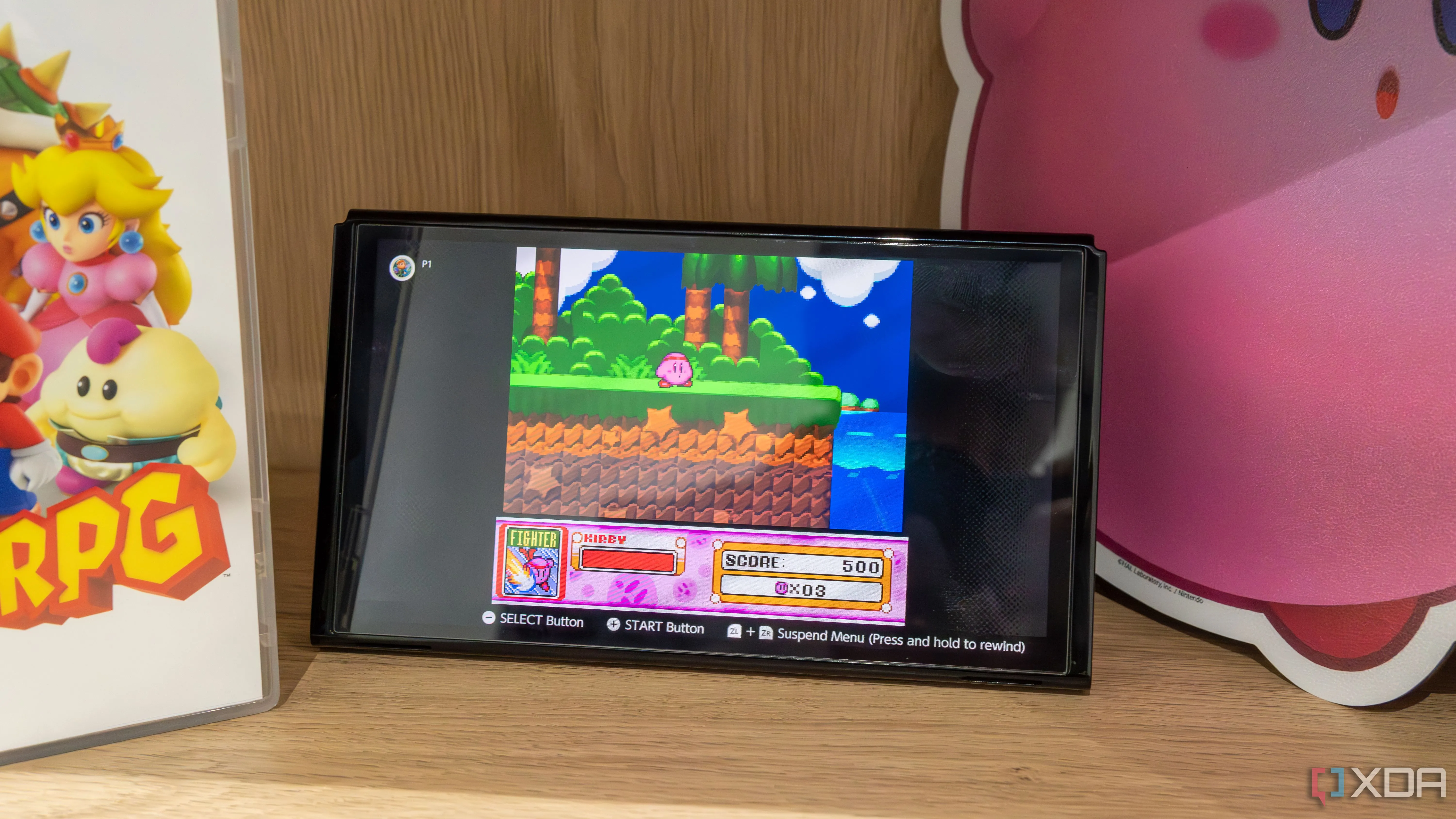 Người chơi đang trải nghiệm game Animal Crossing trên máy Nintendo Switch OLED màu trắng