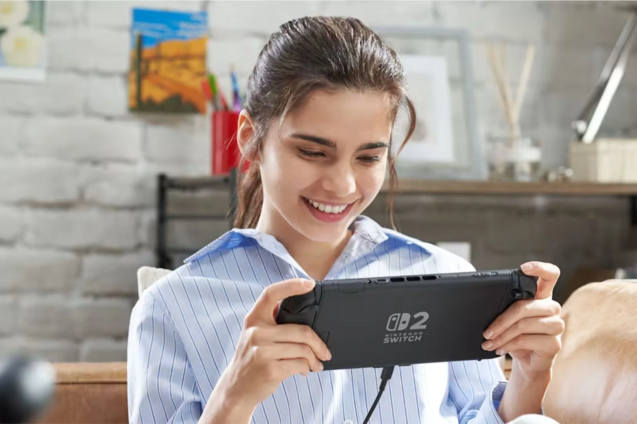 Người chơi đang trải nghiệm game trên máy Nintendo Switch 2 ở chế độ cầm tay