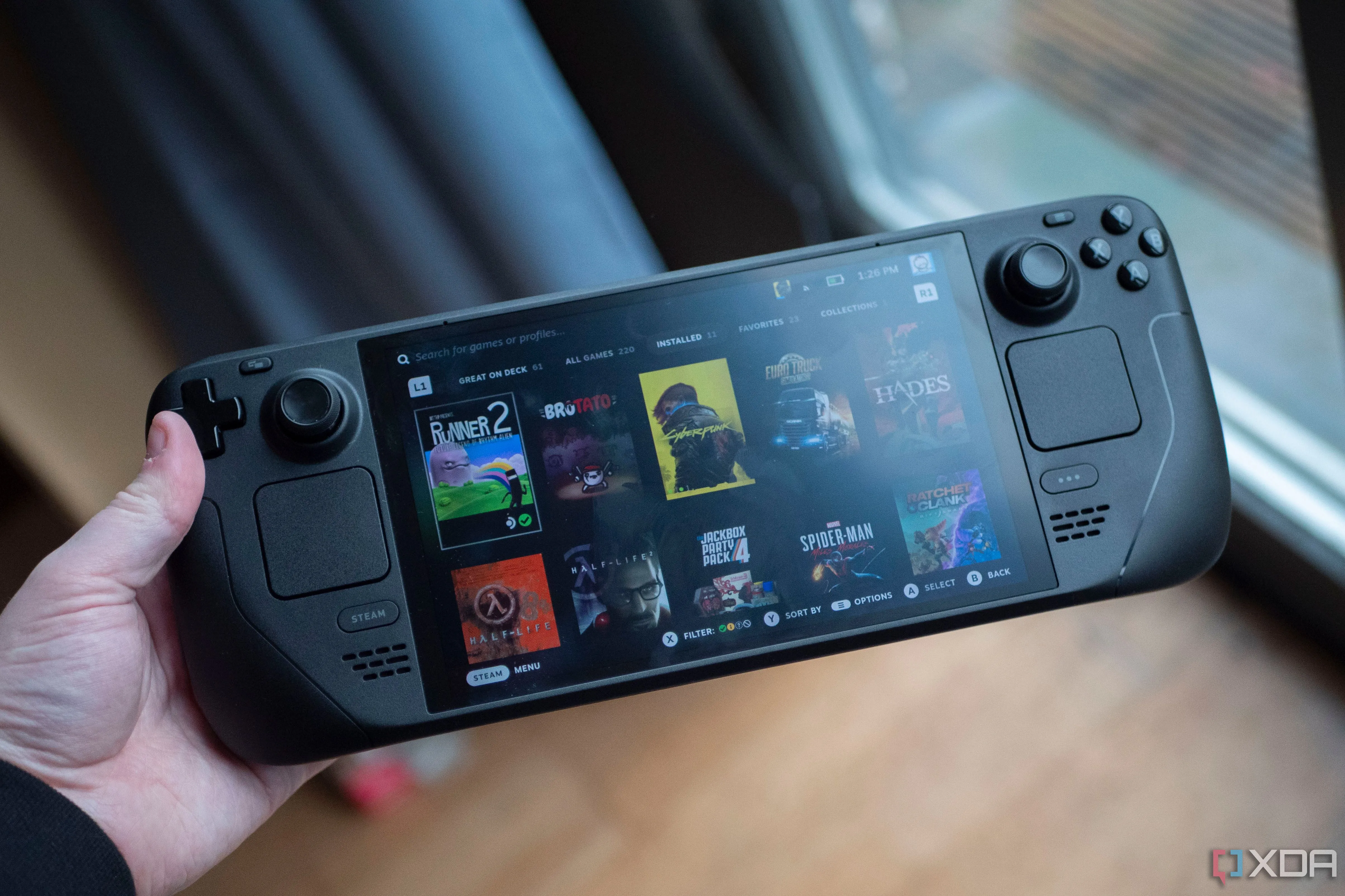 Người chơi trải nghiệm game trên Steam Deck OLED, minh họa cho việc mua game từ Steam