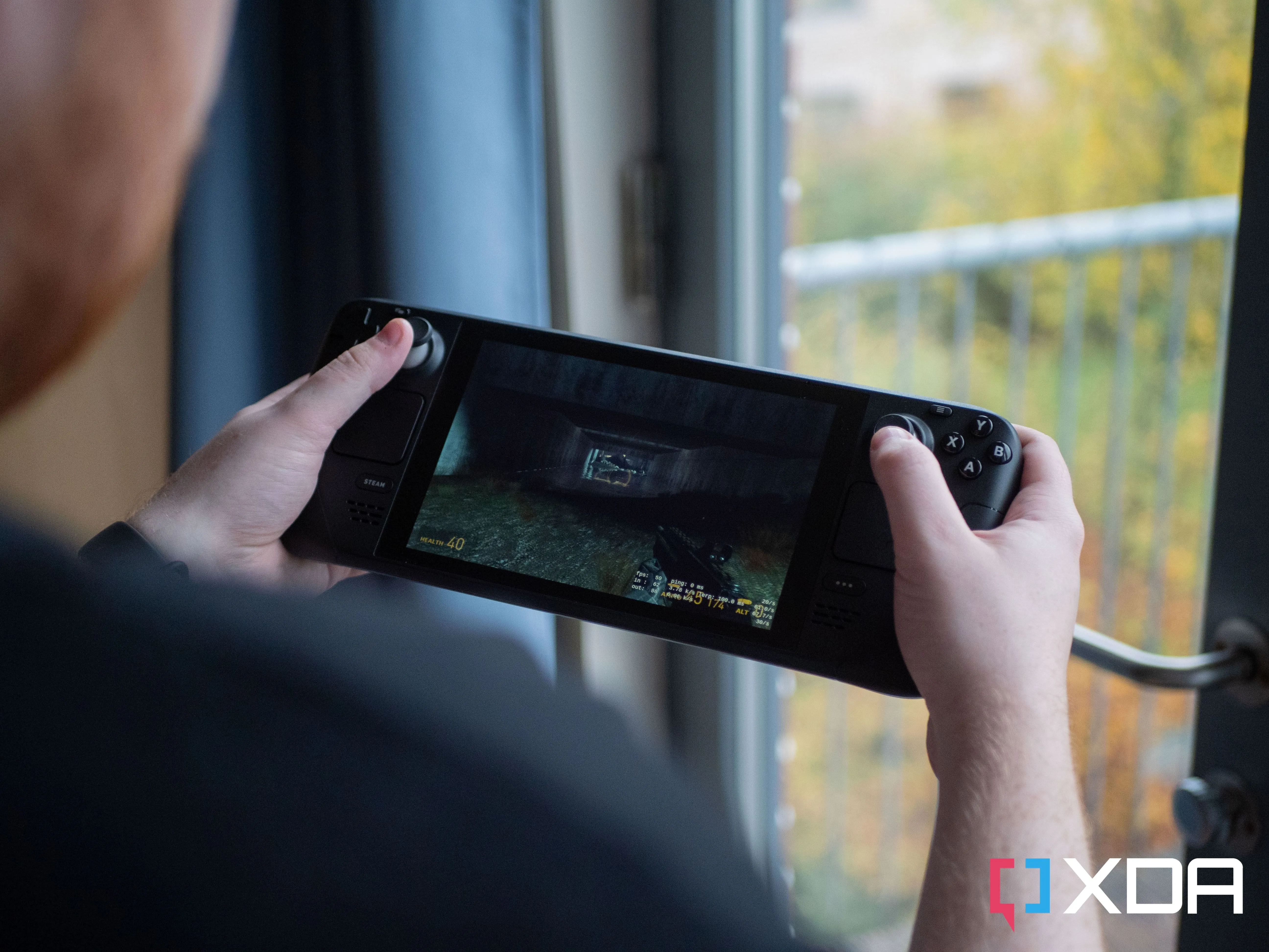 Người chơi trải nghiệm Half-Life 2, một tựa game kinh điển, trên thiết bị Steam Deck, minh họa cách game cũ được làm mới để dễ tiếp cận hơn trên nền tảng hiện đại.