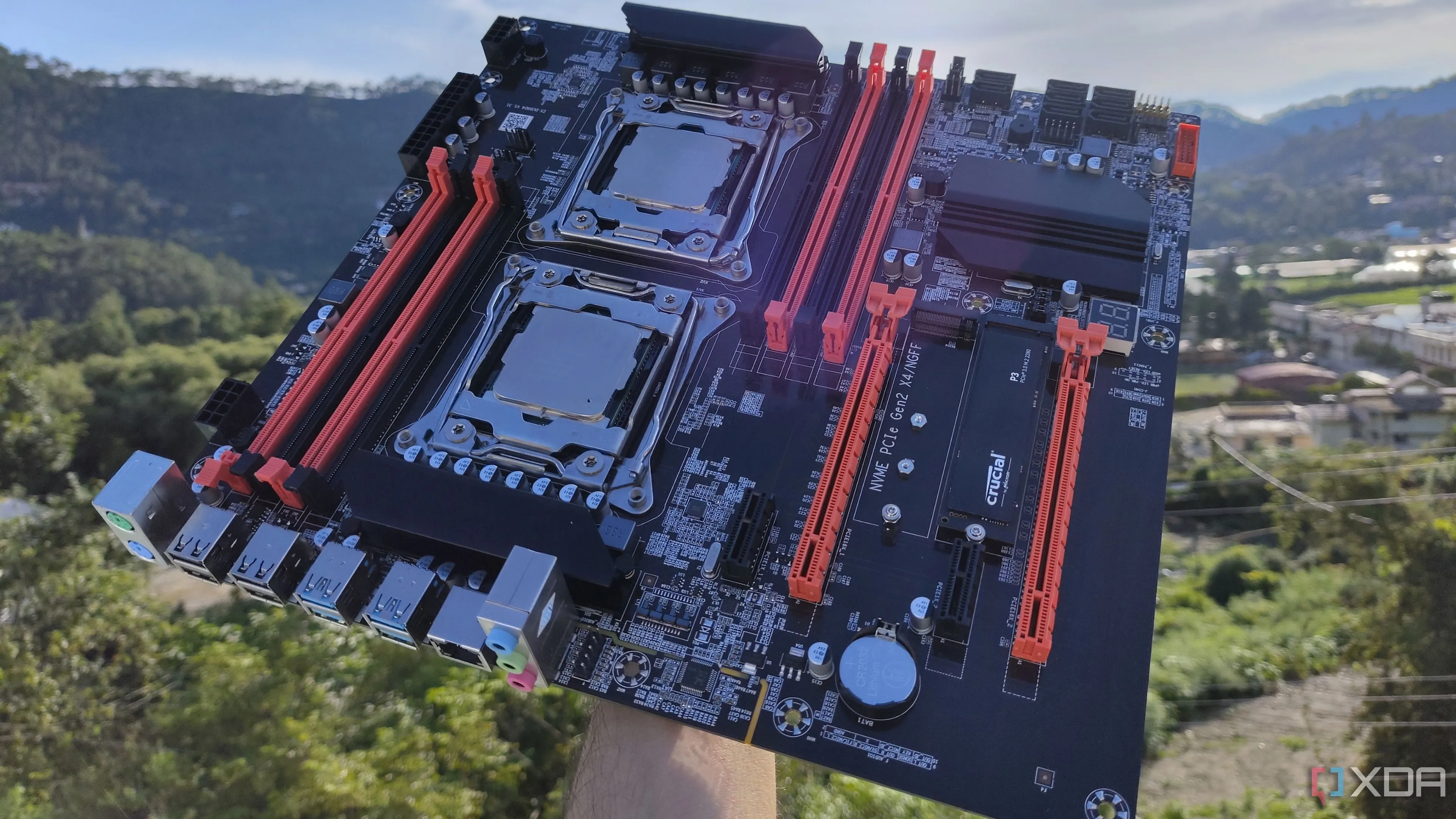 Người đang cầm bo mạch chủ server X99 với hai CPU Intel Xeon đã lắp sẵn