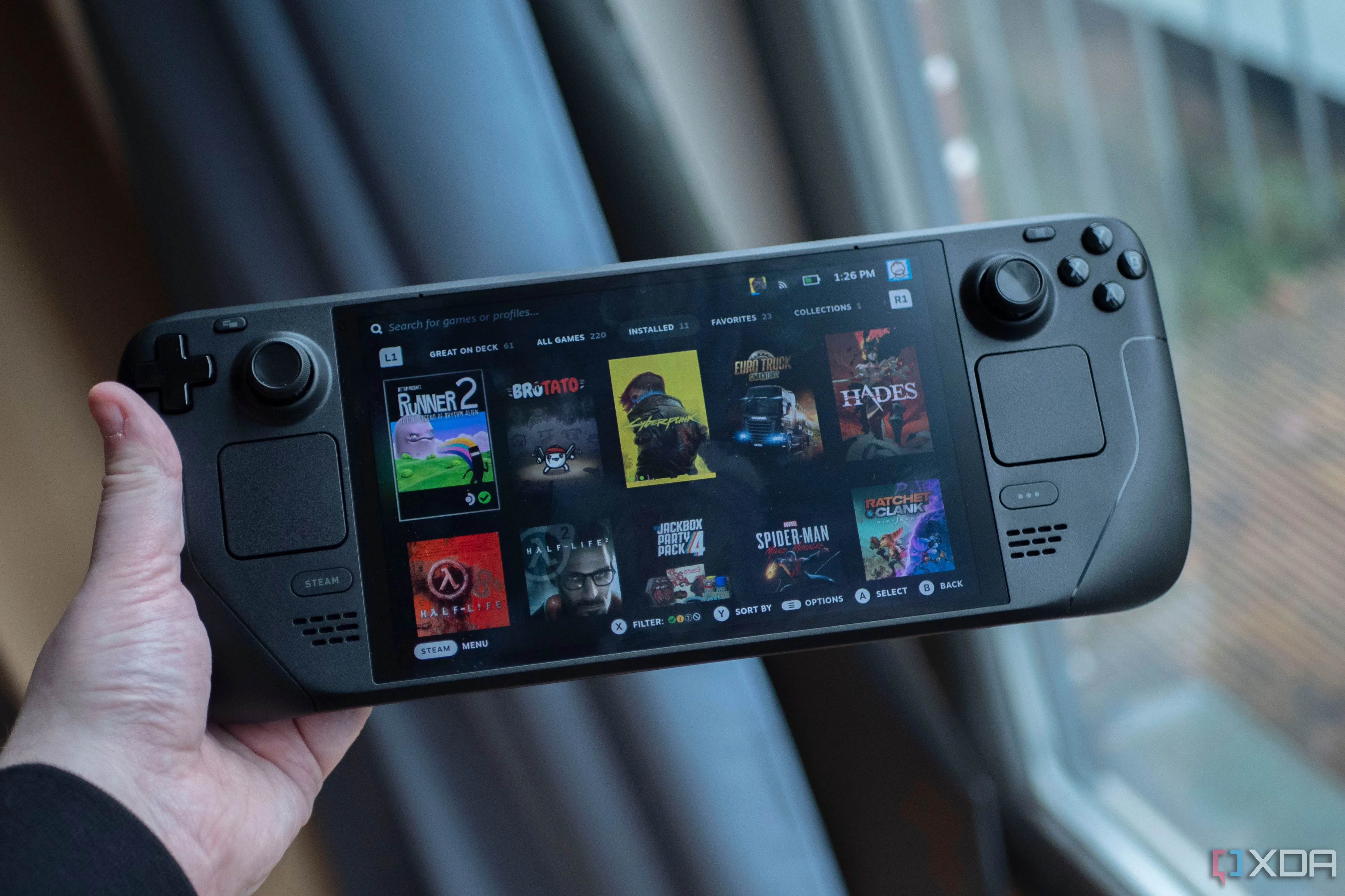 Người dùng cầm Steam Deck OLED, thiết bị chơi game cầm tay của Valve.