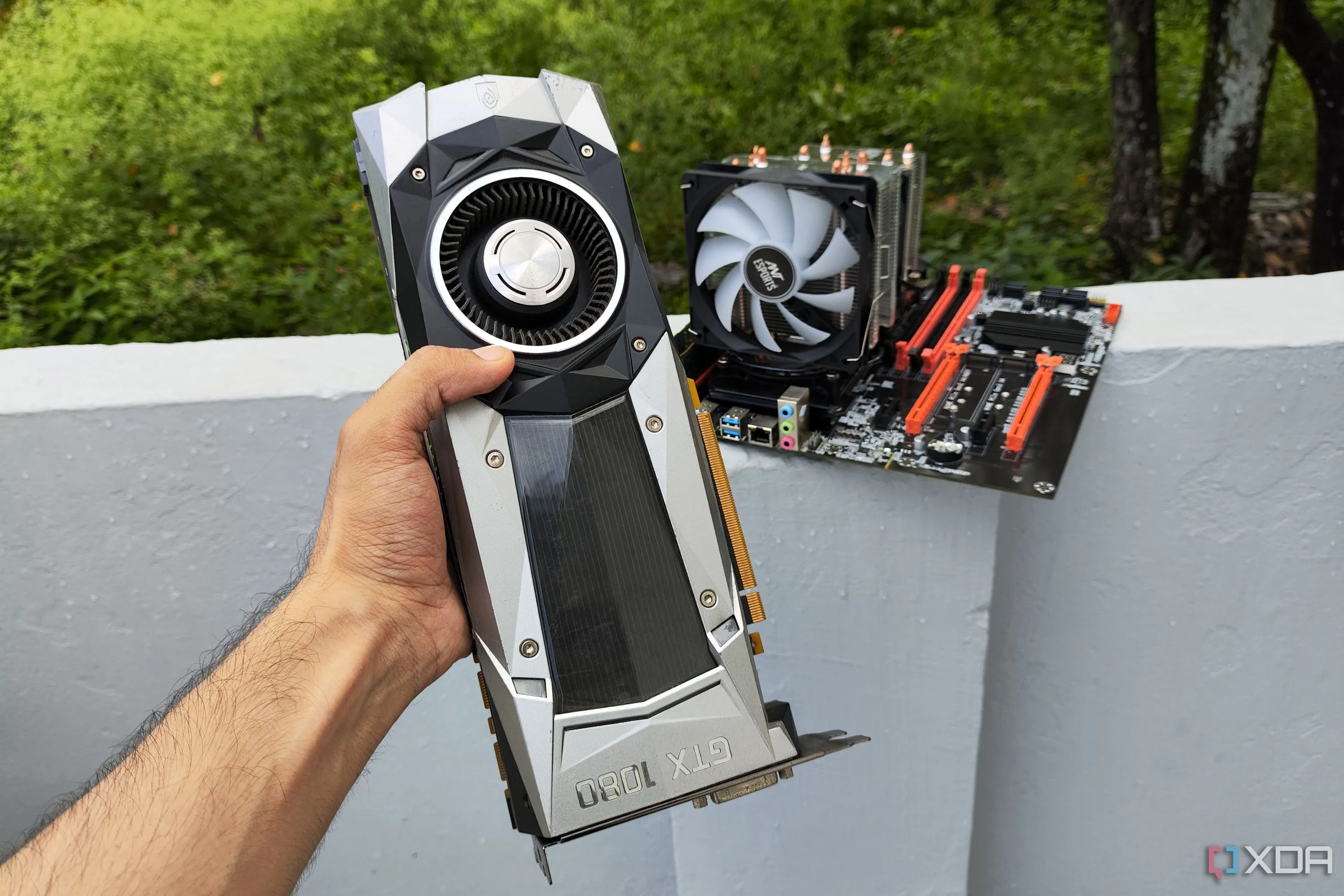 Người dùng cầm trên tay card đồ họa GTX 1080 Founders Edition cũ, kiểm tra linh kiện trước khi mua.