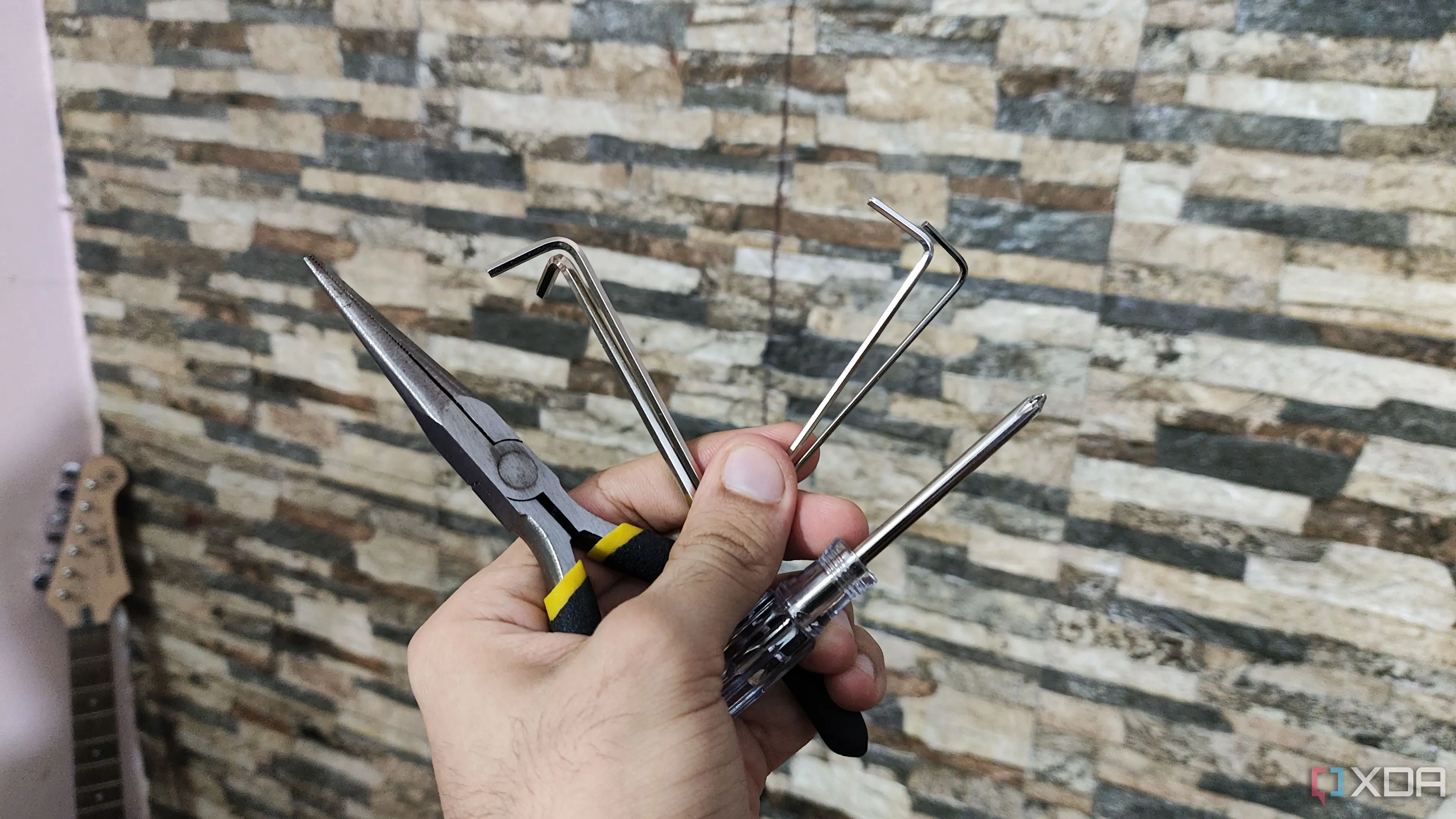 Người dùng đang cầm bộ dụng cụ sửa chữa máy in 3D, minh họa cho tầm quan trọng của việc sắp xếp dụng cụ.