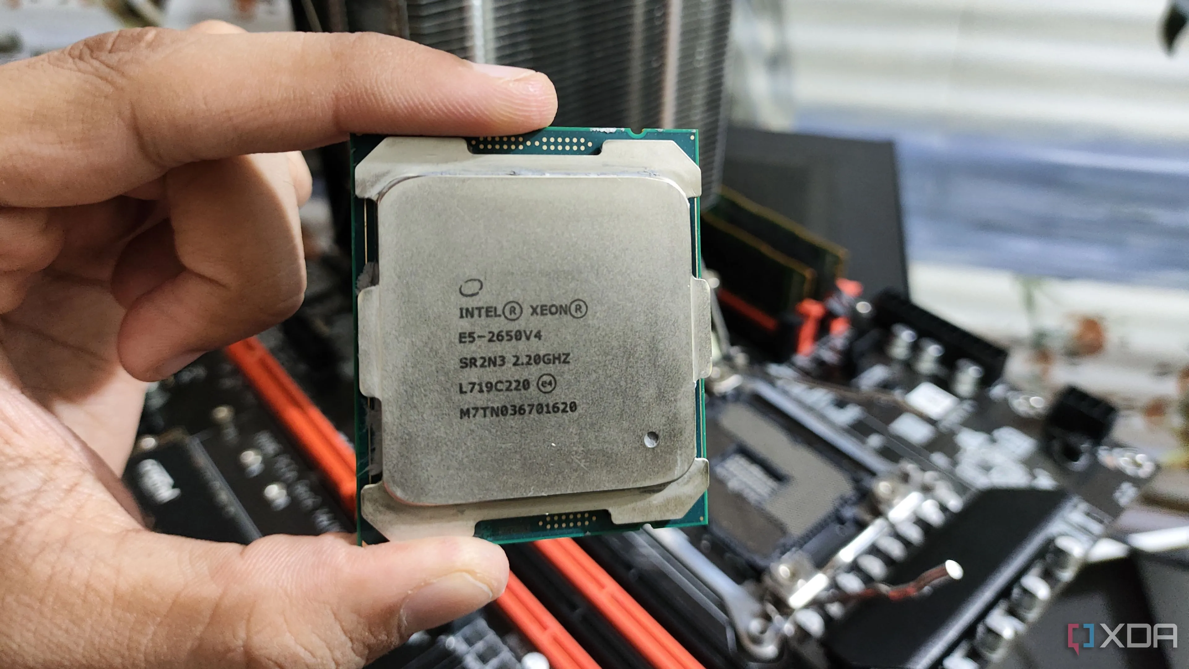 Người dùng đang cầm bộ xử lý Intel Xeon E5-2650 v4 cấp server, cần kiểm tra tính tương thích với bo mạch chủ.
