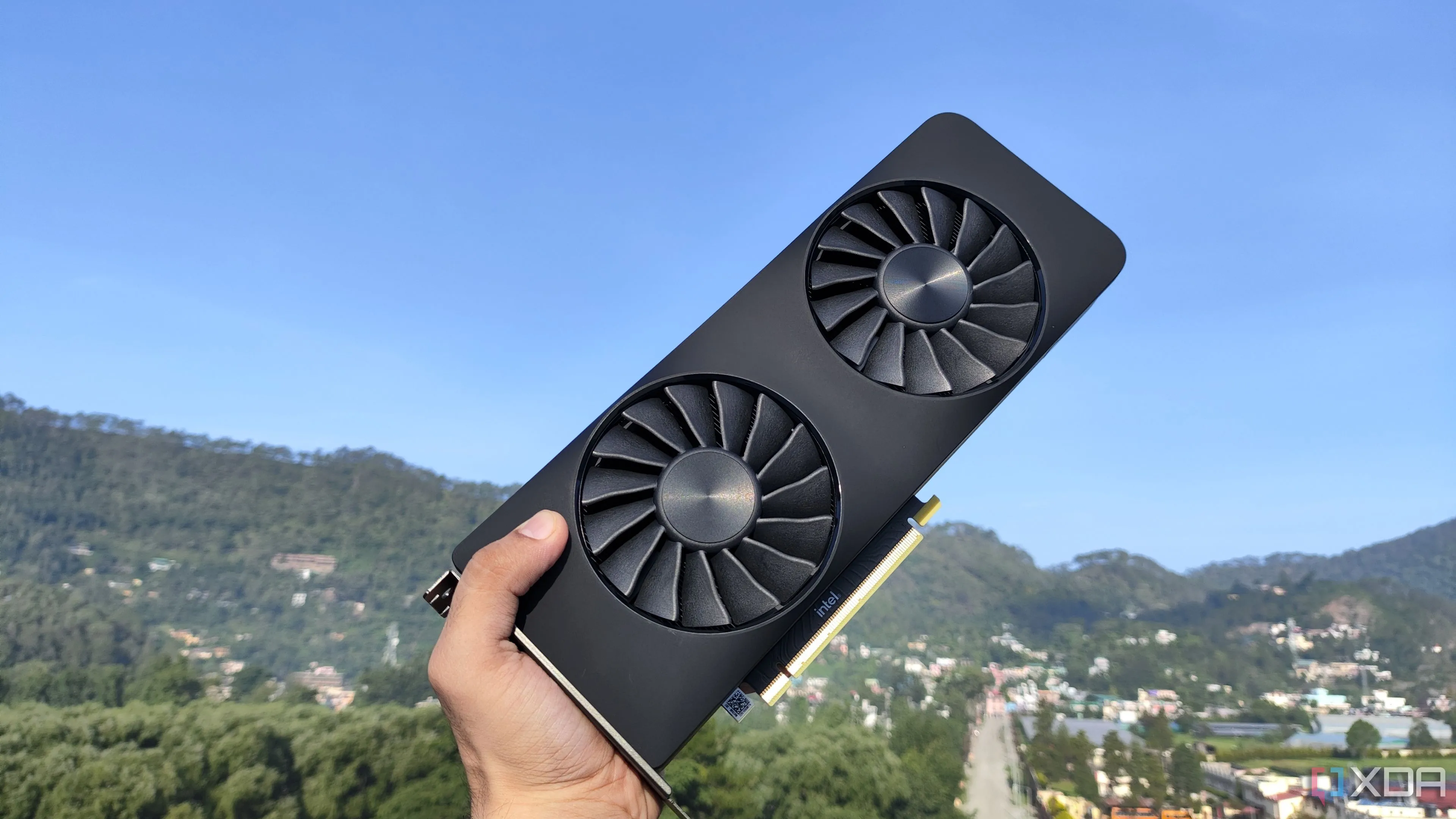 Người dùng đang cầm card đồ họa Intel Arc A750, minh họa cho việc nâng cấp GPU cho home server