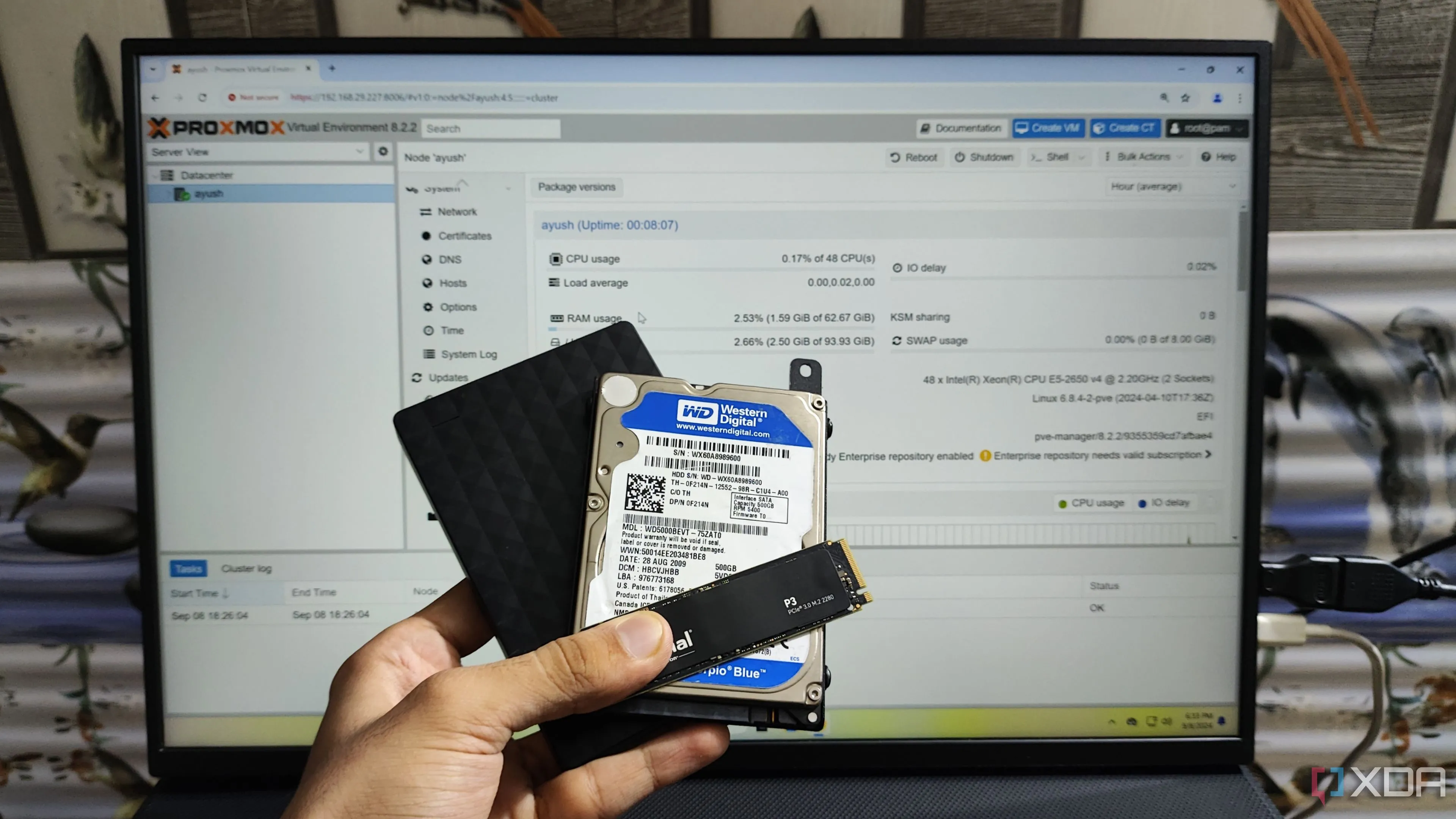 Người dùng đang cầm SSD, HDD gắn trong và HDD gắn ngoài trước màn hình hiển thị giao diện Proxmox, minh họa các giải pháp lưu trữ dữ liệu