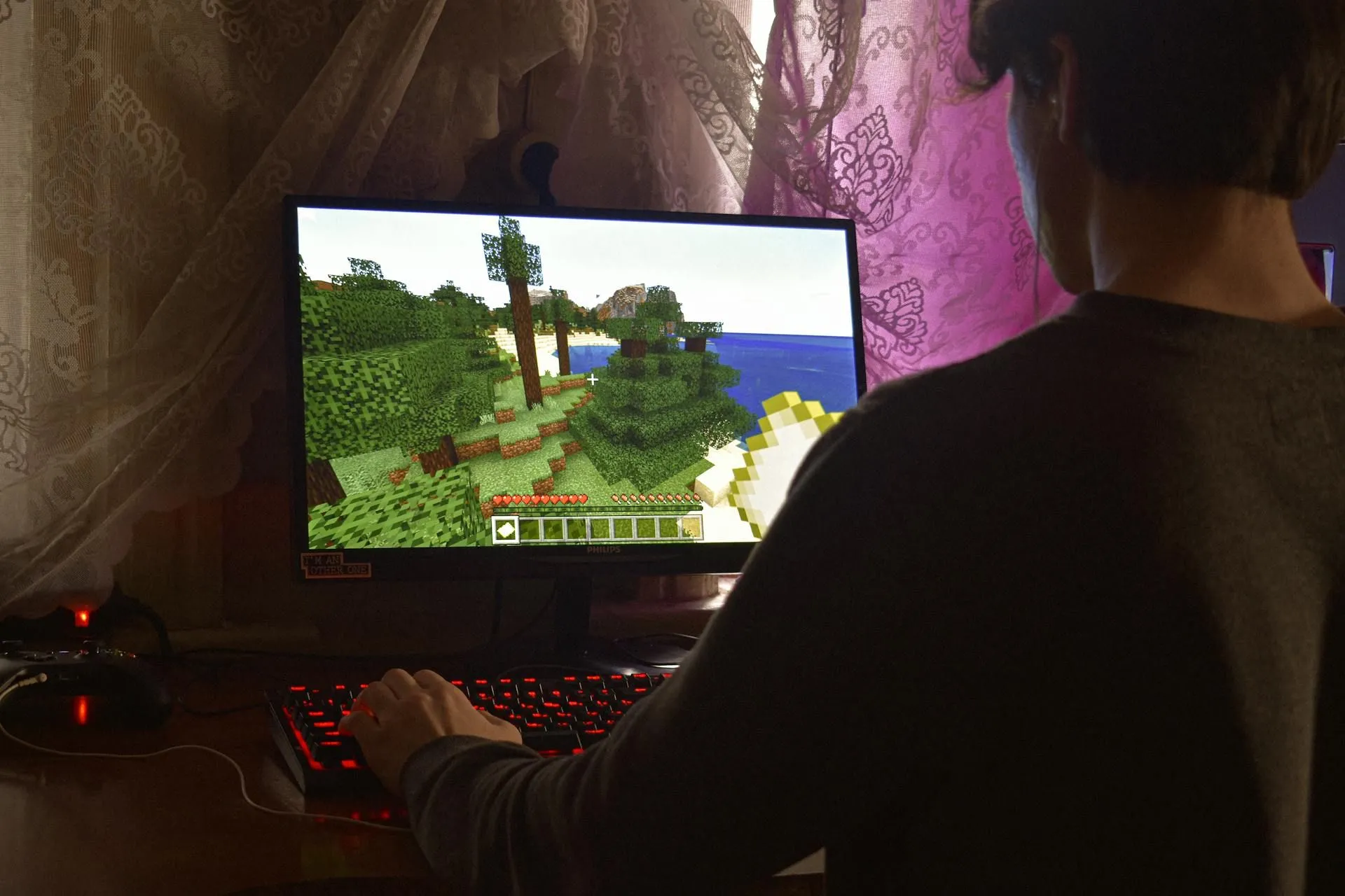 Người dùng đang chơi Minecraft trên laptop, biểu tượng của sự đa dạng game có thể tải miễn phí