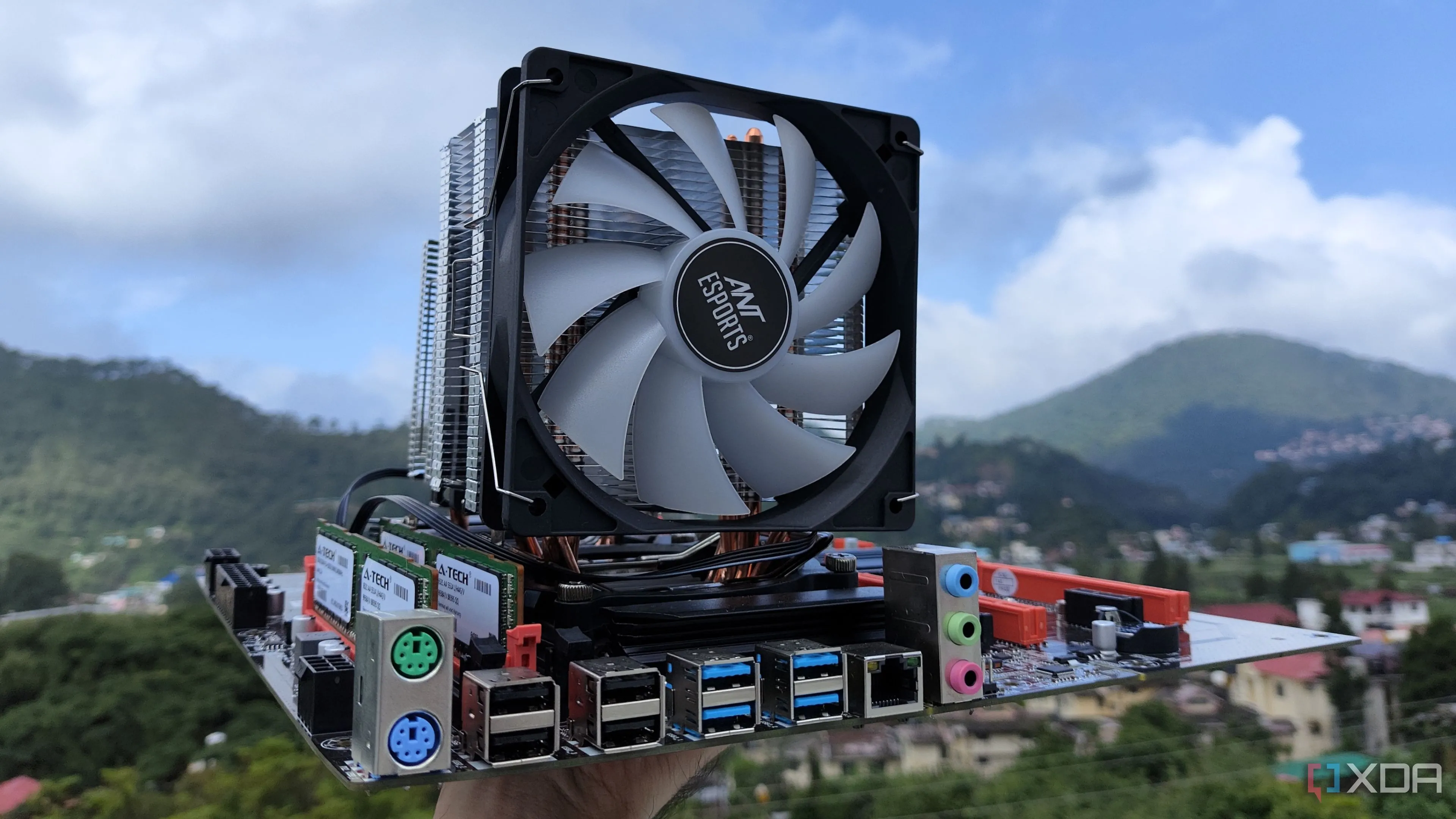 Người dùng đang kiểm tra linh kiện của một bộ máy chủ (server PC) tự lắp ráp cho home lab.