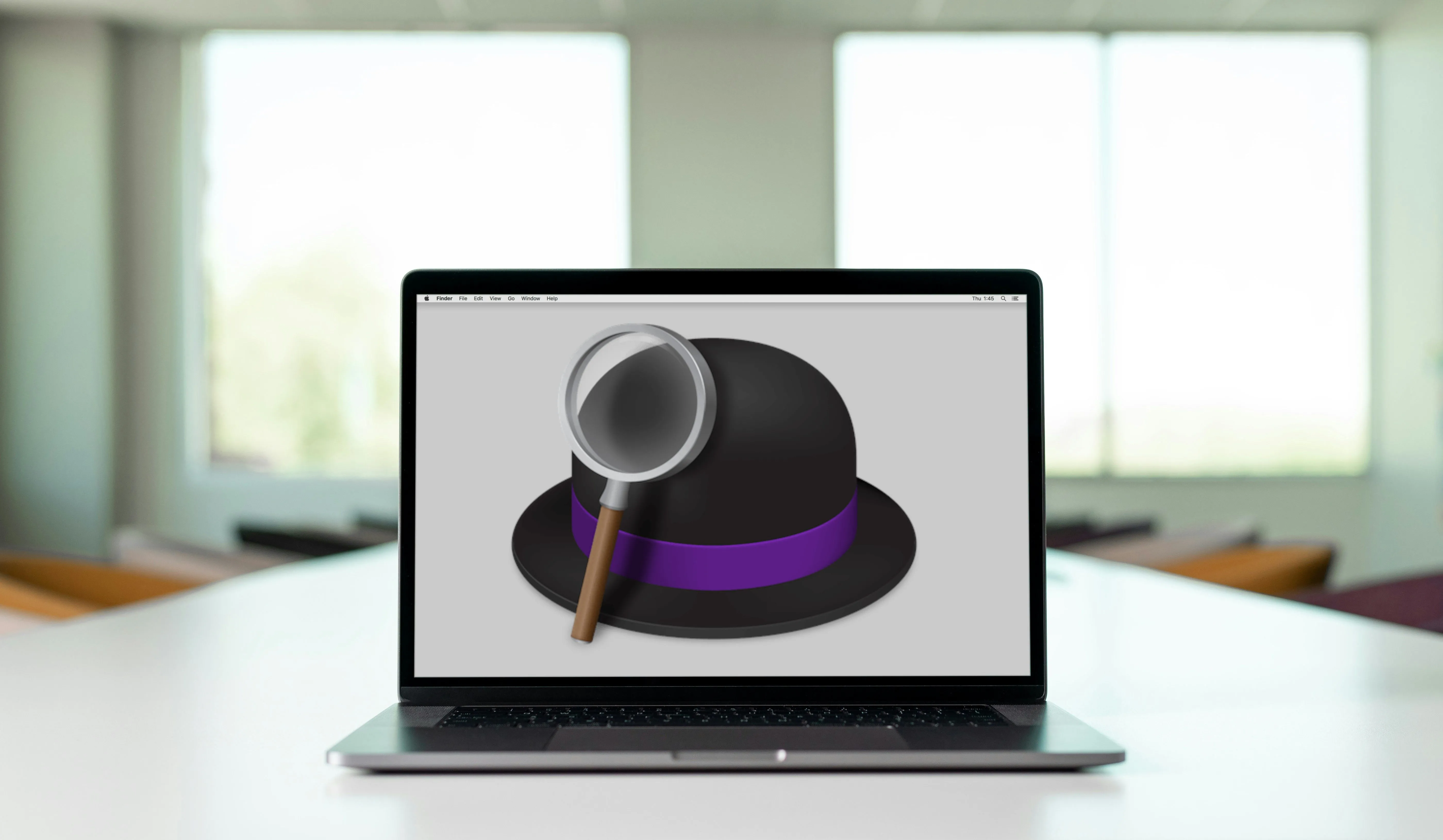 Người dùng đang làm việc hiệu quả trên MacBook với môi trường làm việc gọn gàng