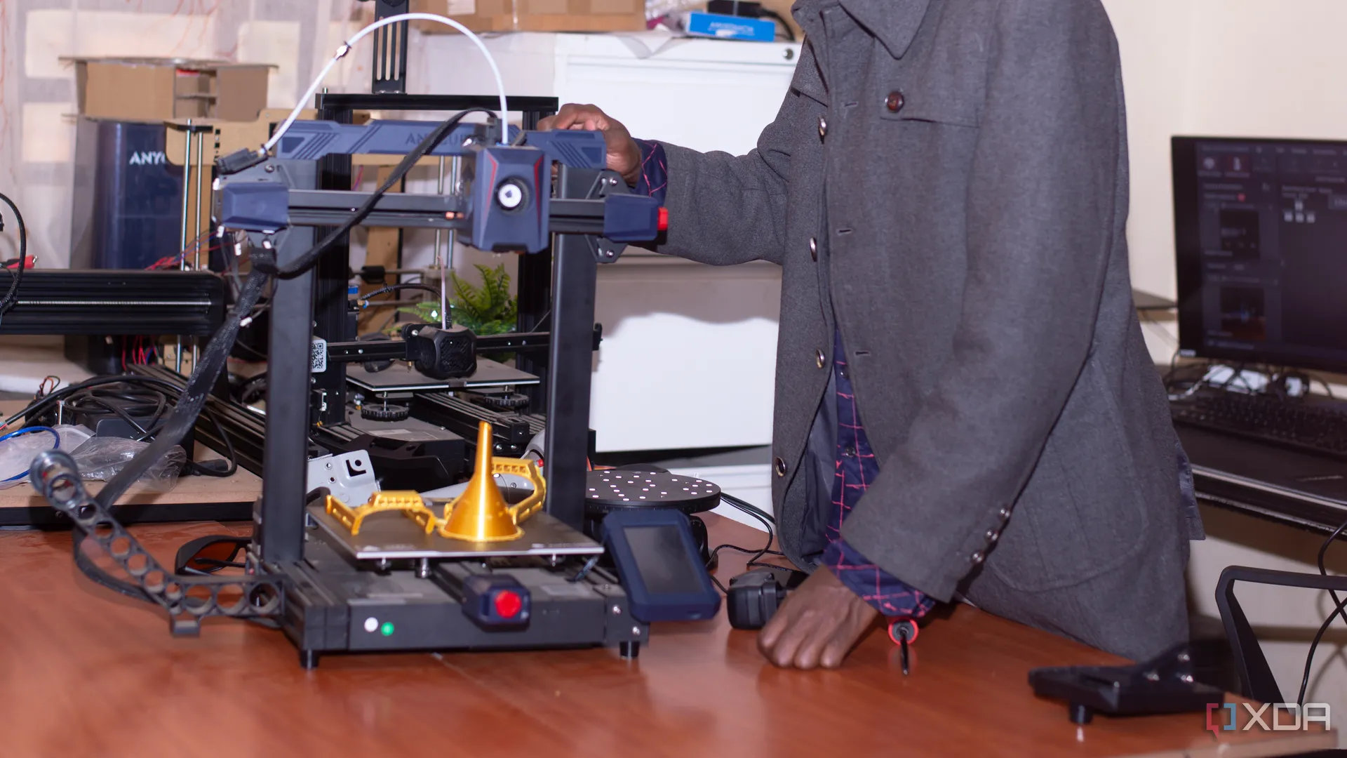 Người dùng đang thao tác với máy in 3D Anycubic, trải nghiệm in ấn hiệu quả