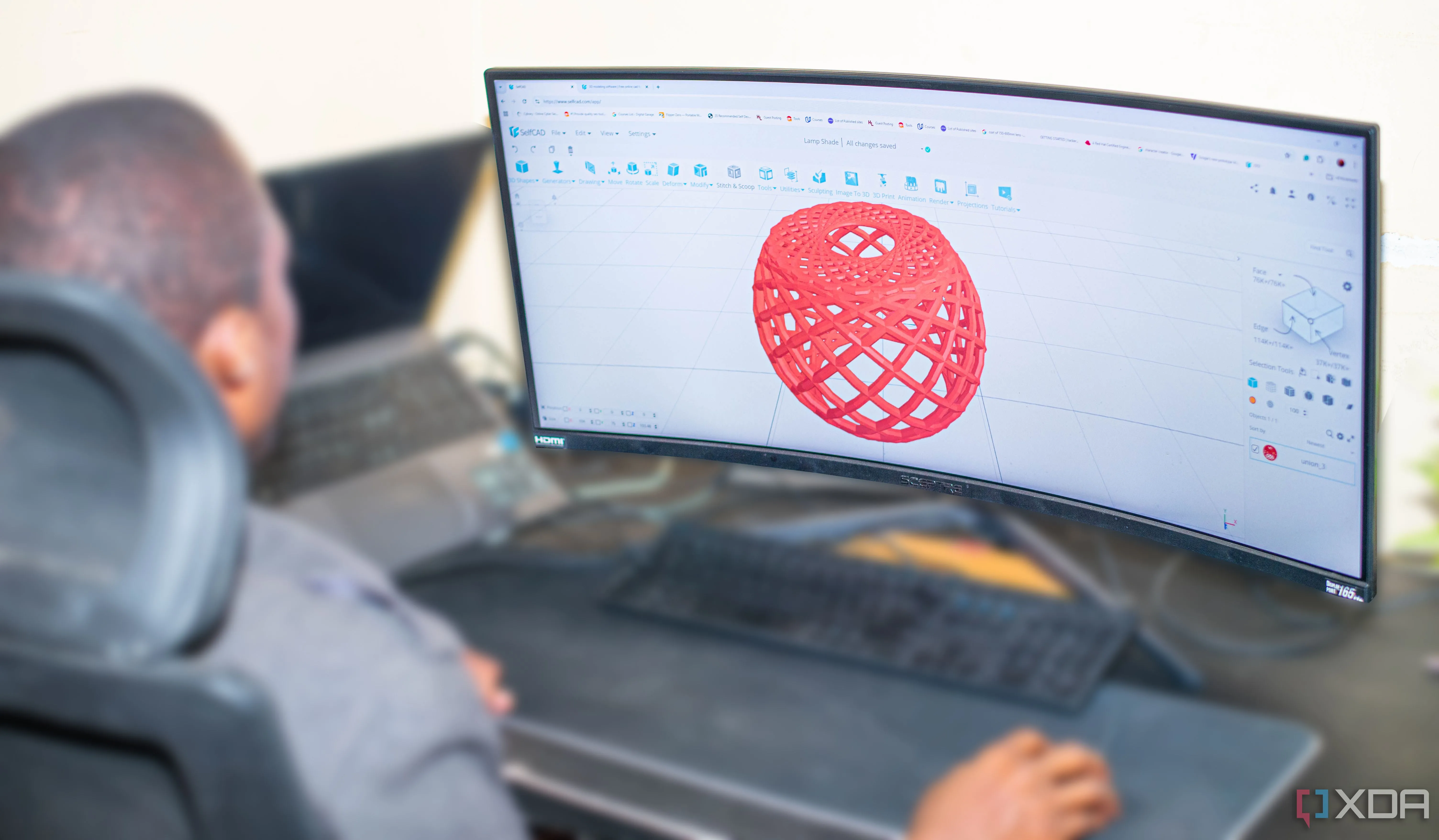 Người dùng đang thiết kế mô hình 3D trên phần mềm SelfCAD, minh họa quá trình tạo ra các bộ phận kỹ thuật để in 3D