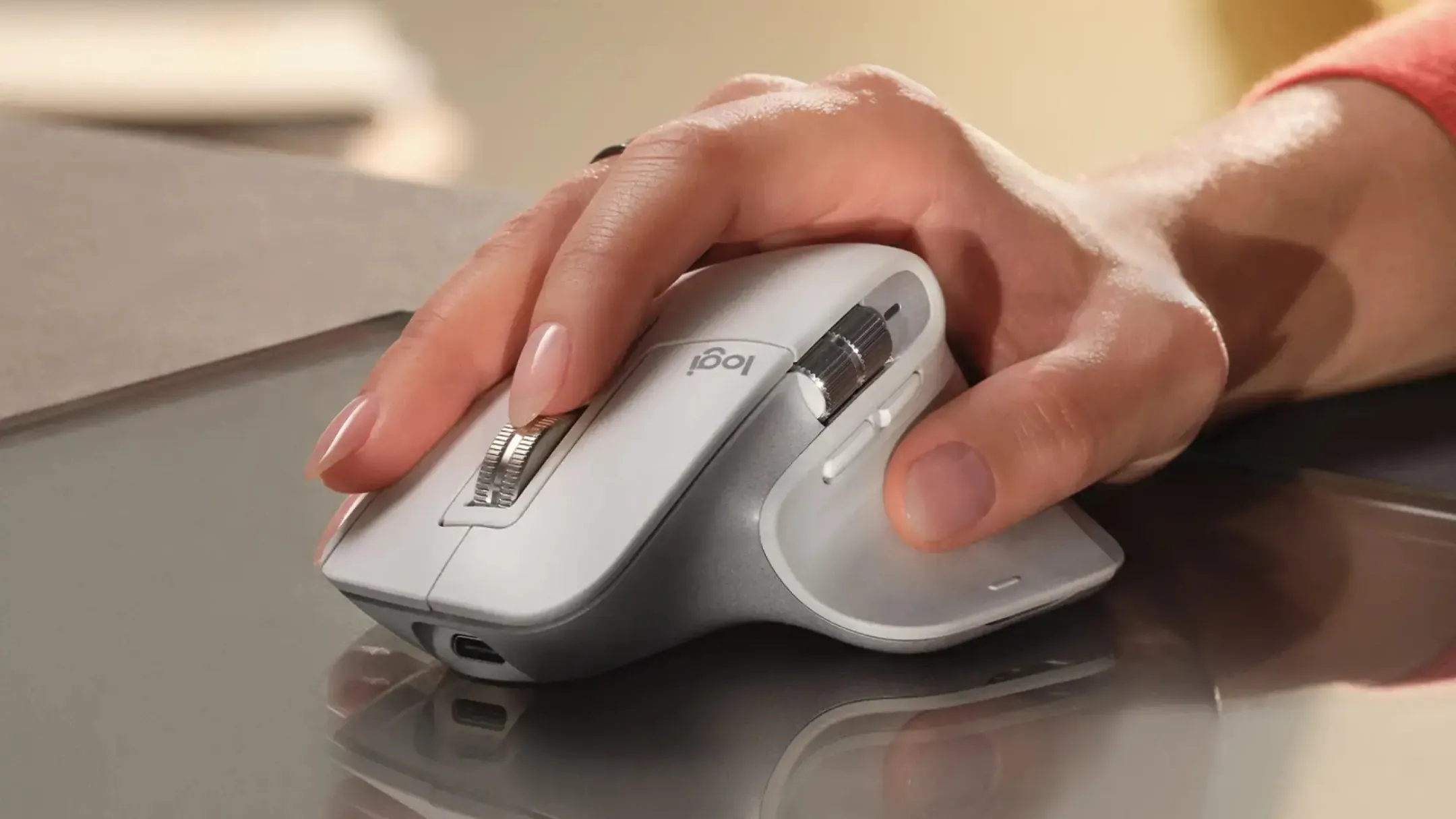 Người dùng đang trải nghiệm chuột Logitech MX Master 3S với độ trượt mượt mà trên bàn di chuột