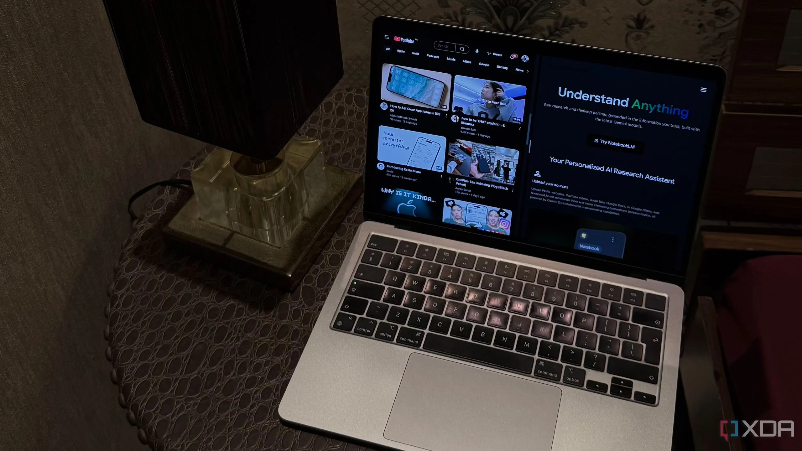 Người dùng đang tương tác với NotebookLM trên thiết bị di động để phân tích nội dung video YouTube