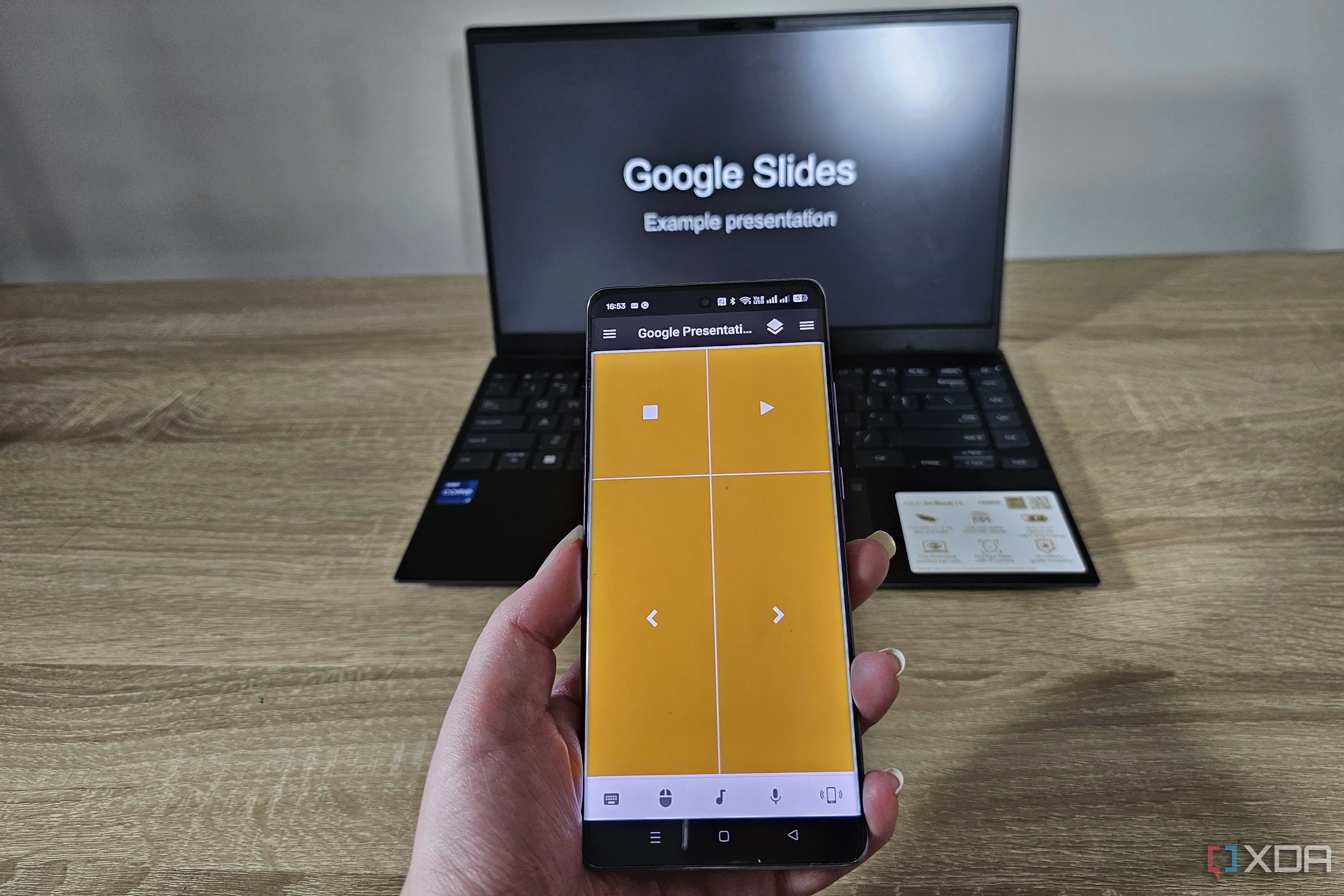 Người dùng điều khiển Google Slides bằng Unified Remote trên điện thoại