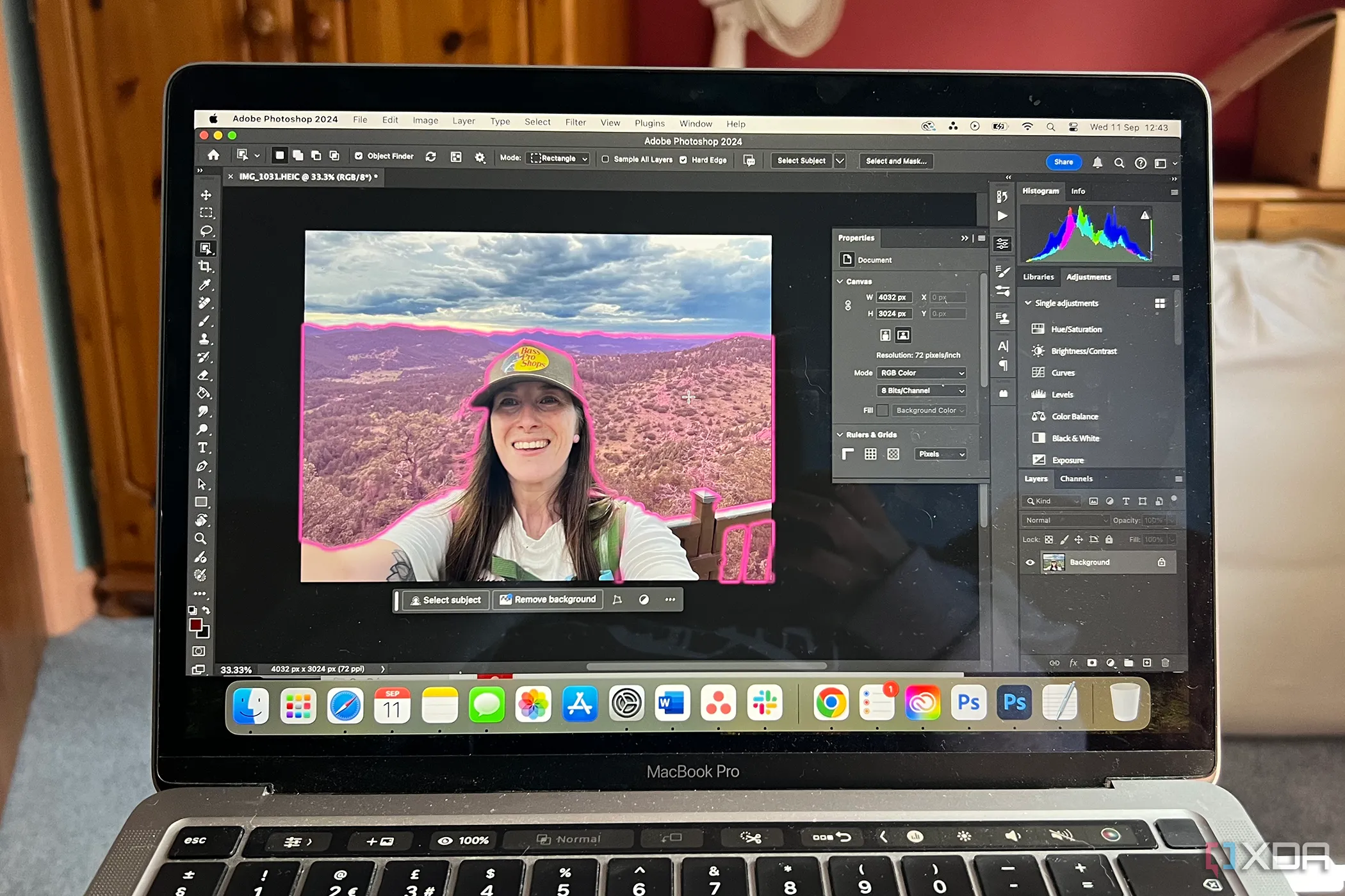 Người dùng sử dụng công cụ Object Selection trong Adobe Photoshop để chọn đối tượng người phụ nữ trên MacBook, minh họa cho việc tạo vùng chọn phức tạp.