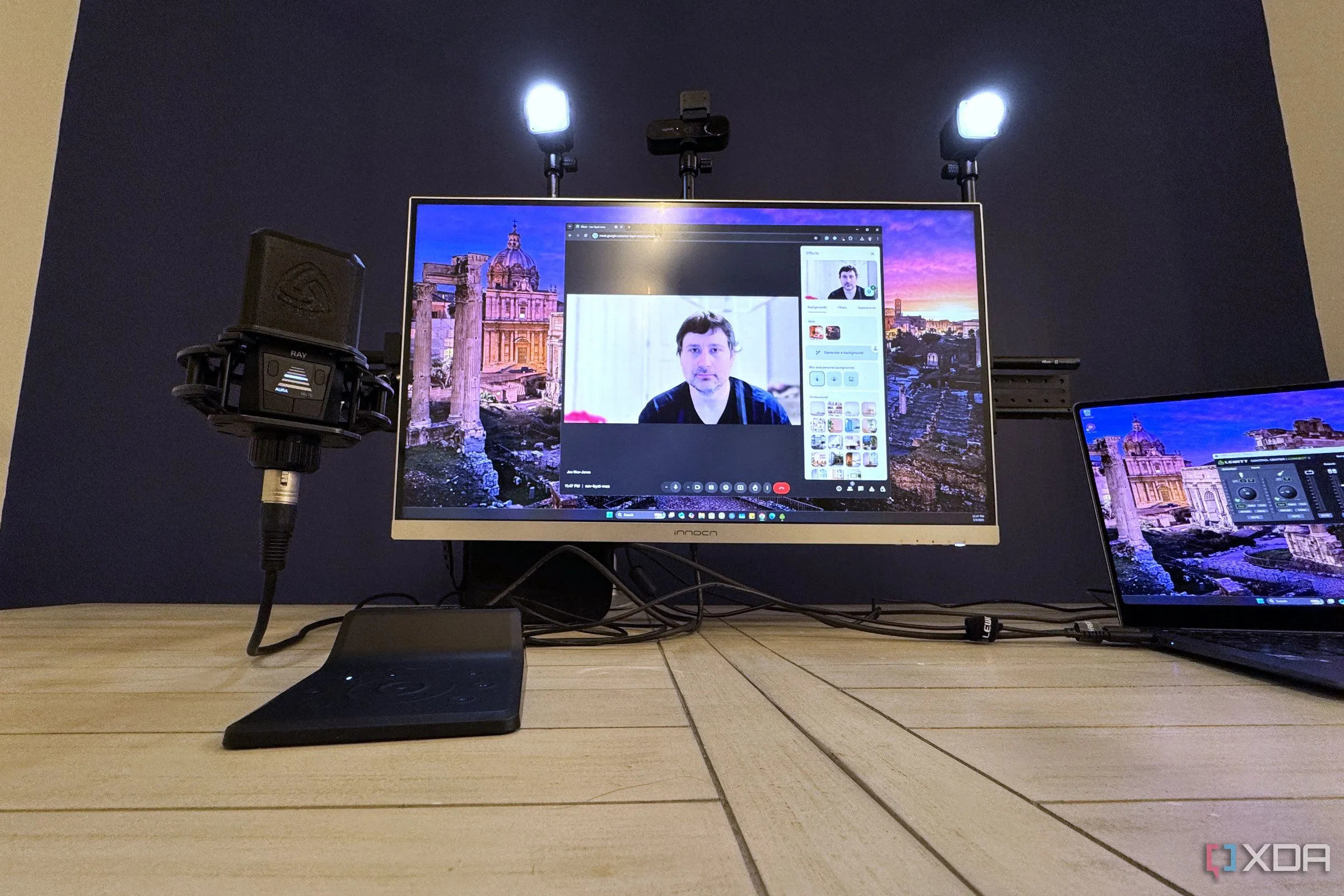 Người dùng tham gia cuộc họp Microsoft Teams với đèn bật sáng, thể hiện giao diện gọi video và tính năng cộng tác.