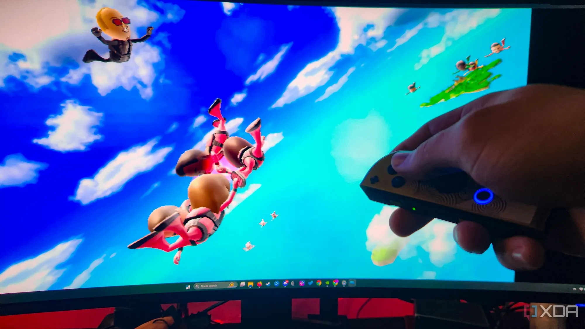 Người dùng thư giãn tận hưởng game PC với tay cầm Joy-Cons của Nintendo Switch.