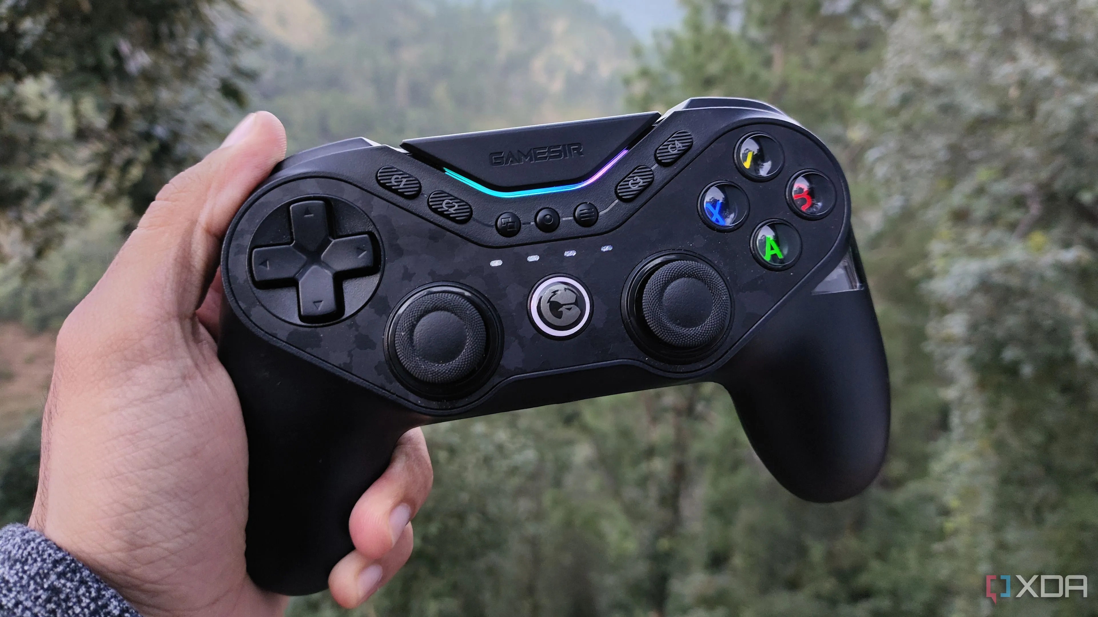 Người dùng trải nghiệm chơi game giả lập với tay cầm GameSir Tarantula Pro, hướng tới tương lai của retro gaming.