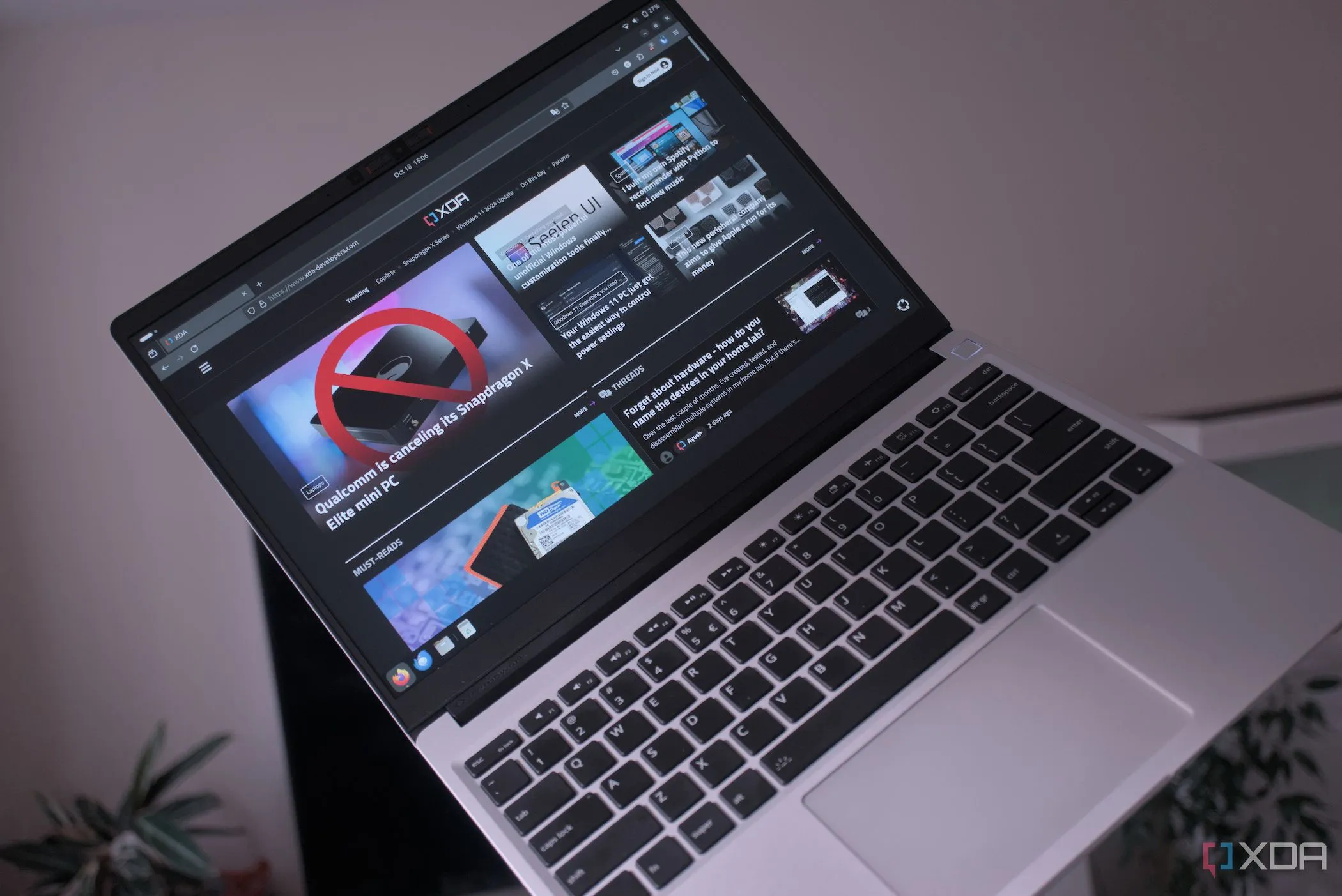 Người dùng trải nghiệm Linux trên laptop Framework 13 AMD