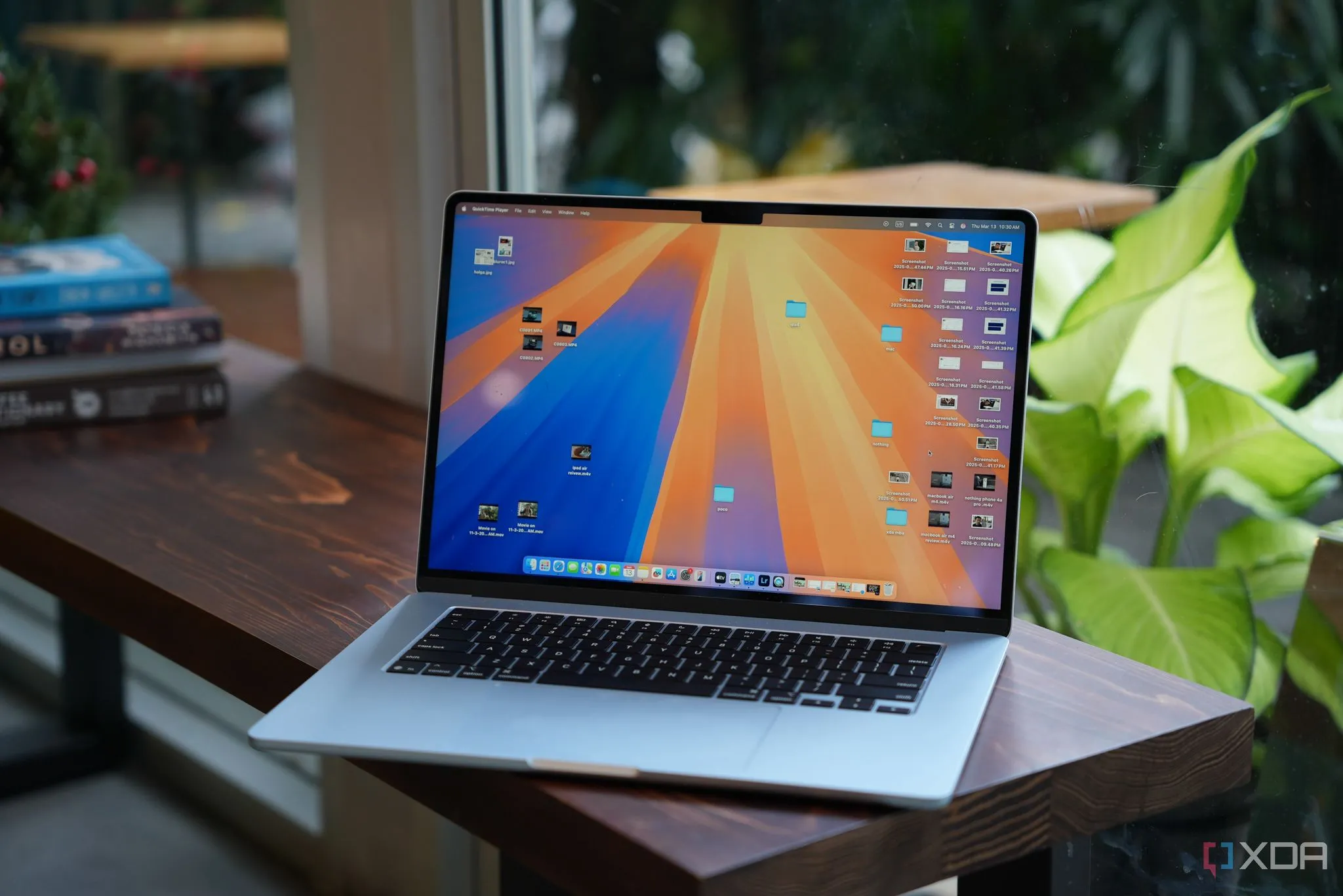 Người dùng trải nghiệm MacBook Air M3 với hệ điều hành macOS, thể hiện sự liền mạch và hiện đại