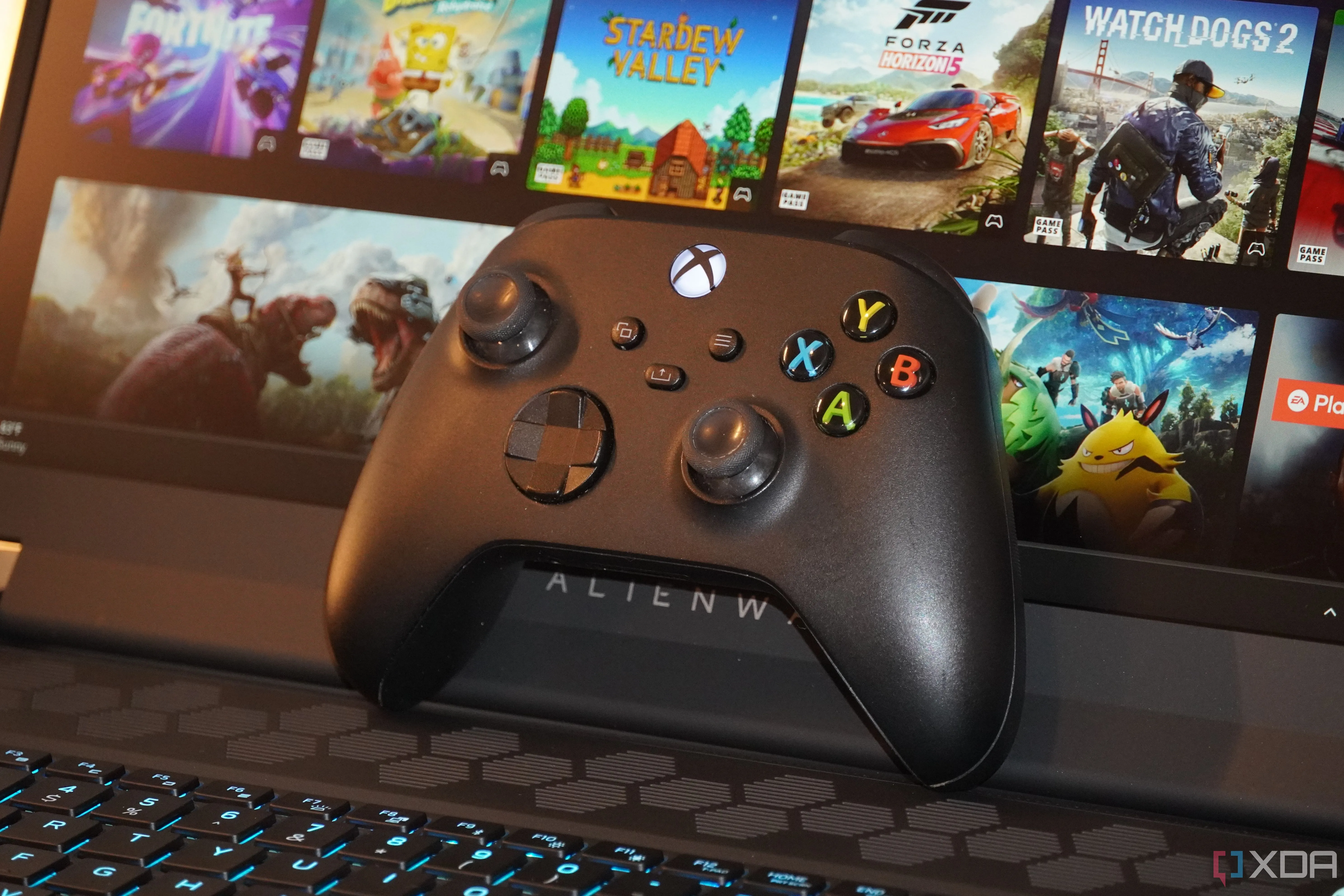 Người dùng Xbox Cloud Gaming chơi game multiplayer với tay cầm trên laptop