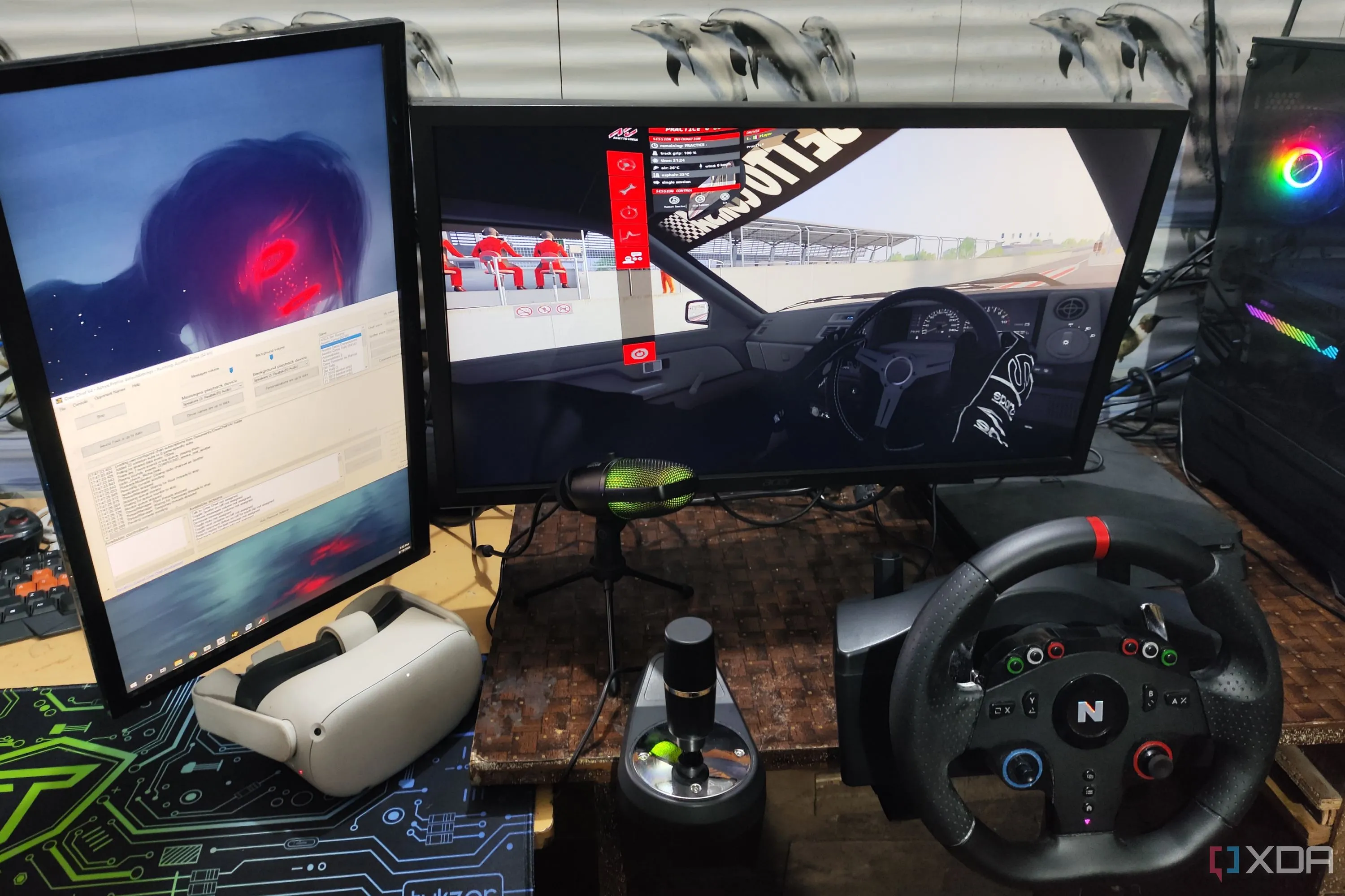 Người lái xe đua ảo đang trải nghiệm Assetto Corsa bằng kính thực tế ảo và vô lăng chuyên nghiệp