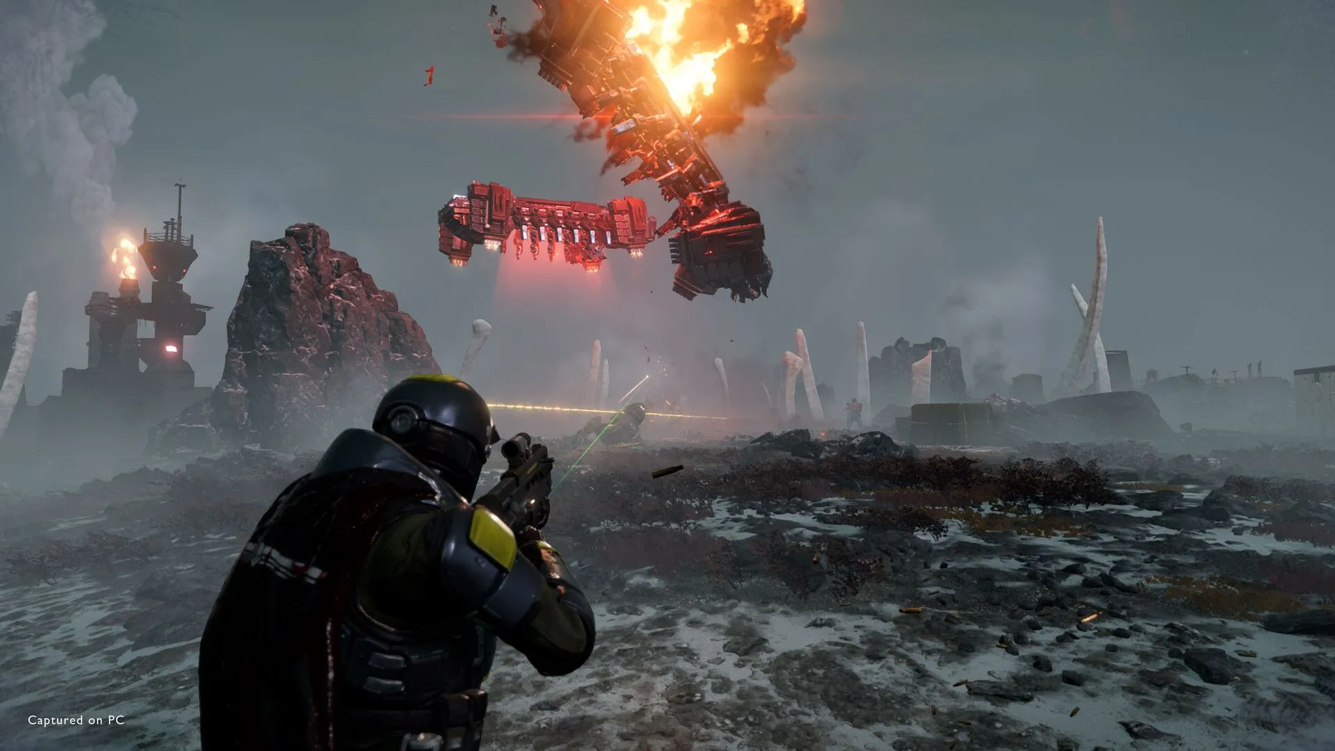 Người lính Helldivers 2 bắn súng trên hành tinh phủ tuyết, cho thấy các địa hình chiến đấu đa dạng.