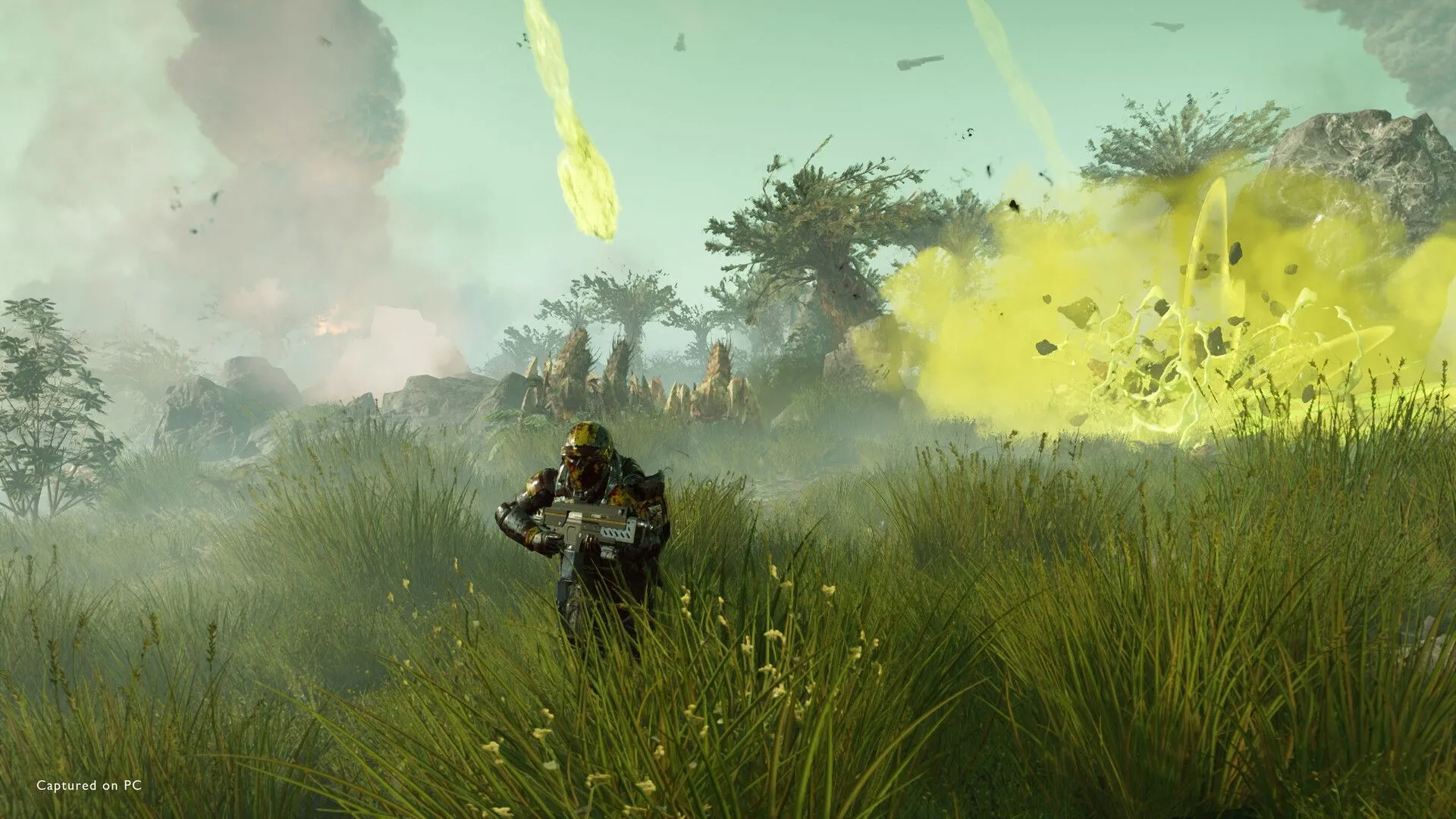 Nhân vật Helldivers 2 đang chạy trên cánh đồng cỏ xanh mướt, thể hiện môi trường mở của game.