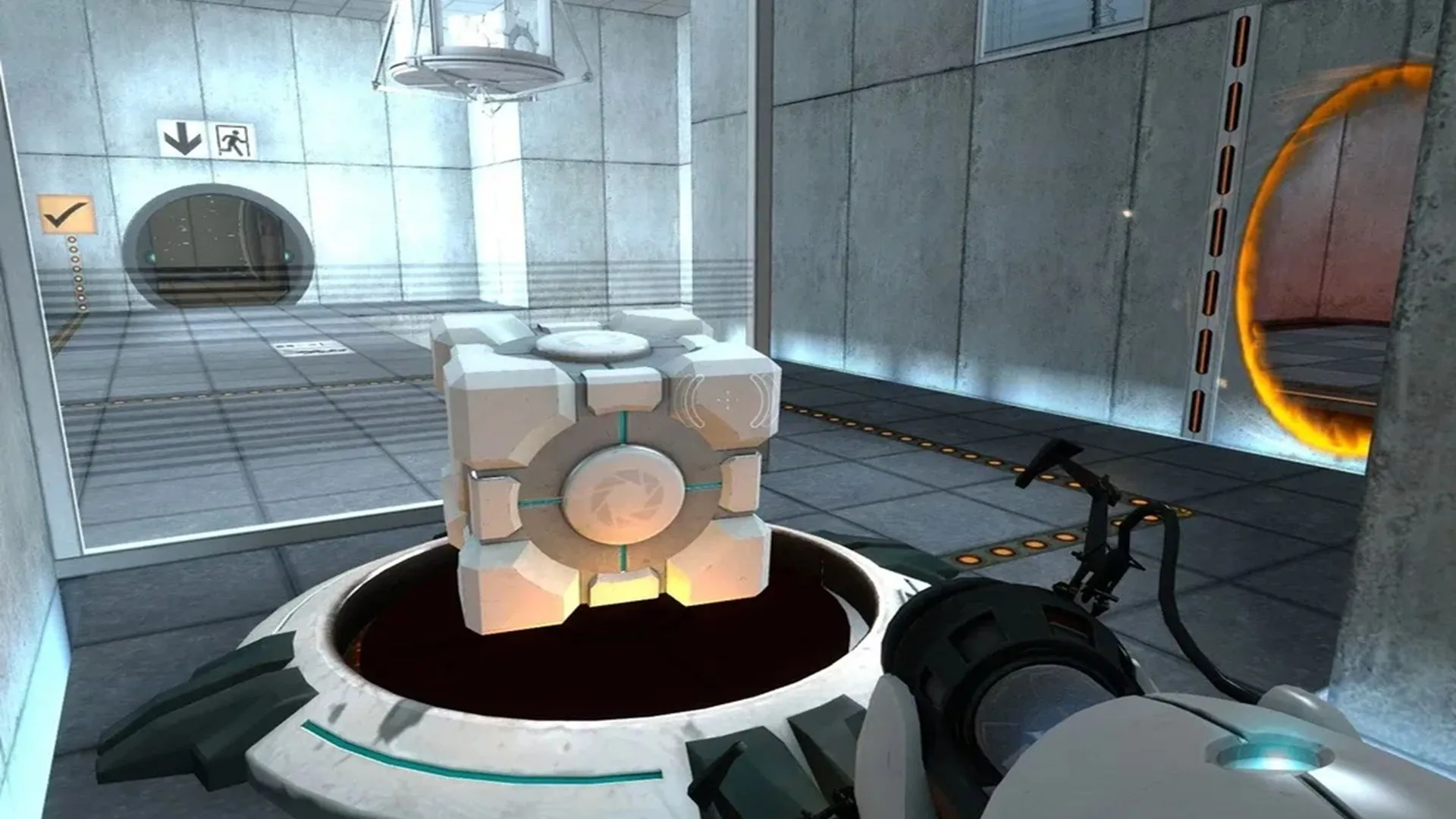 Nhân vật tạo cổng dịch chuyển bằng Portal Gun và khối lập phương trong game Portal, minh họa khả năng giải đố độc đáo của vũ khí này.