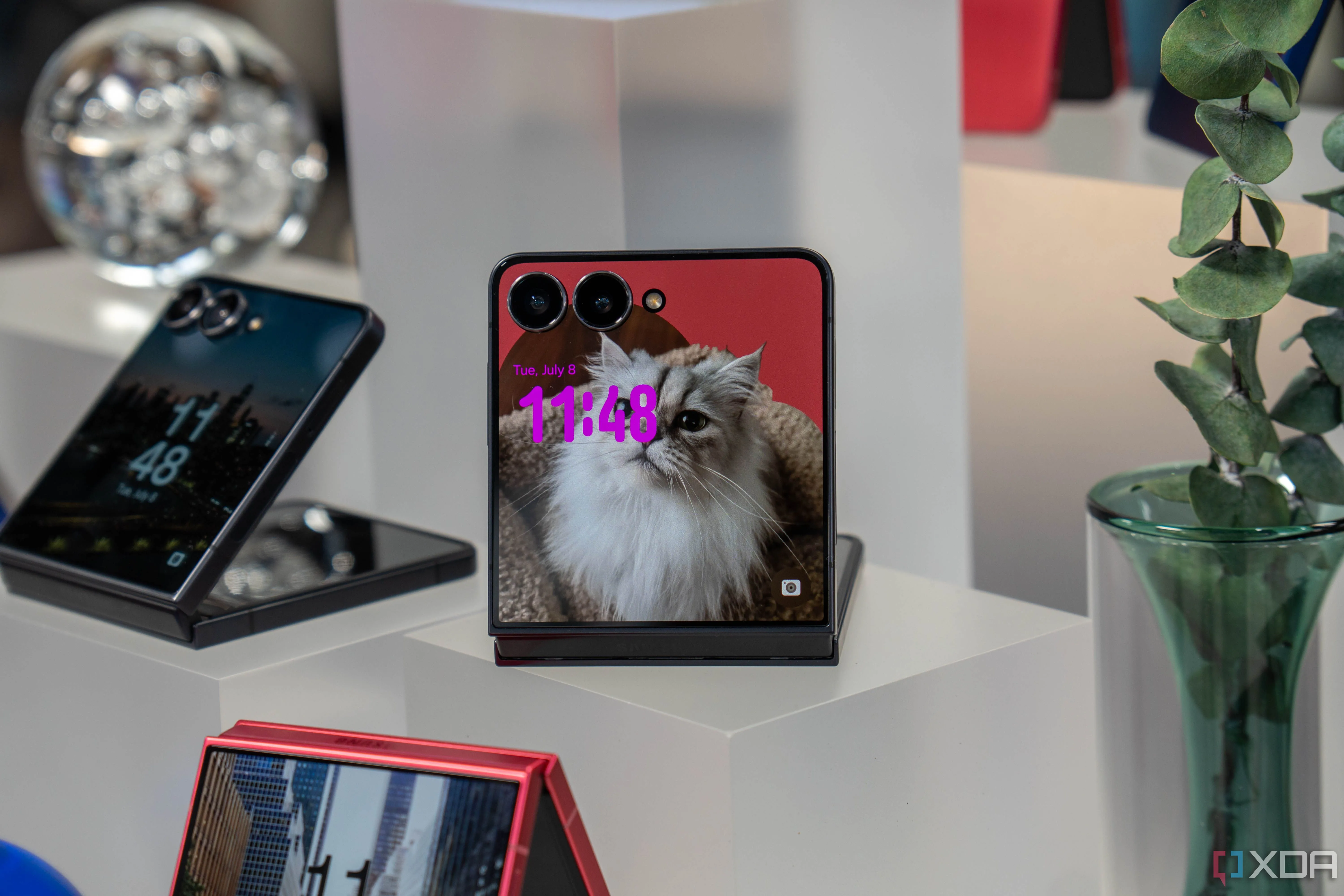Nhiều chiếc Samsung Galaxy Z Flip 7 gập một nửa, minh họa chế độ Flex Mode